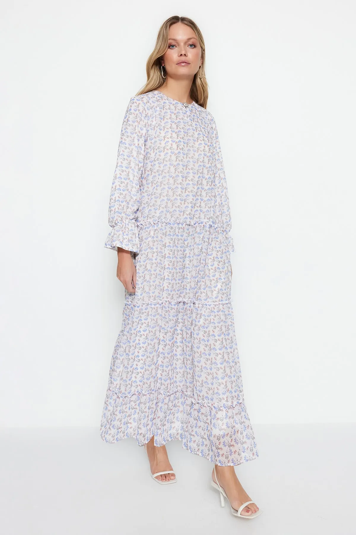 Trendyol Modest  Ecrufarbenes, floral gemustertes, gefüttertes Chiffonkleid mit Knopfleiste TCTSS23EB00270