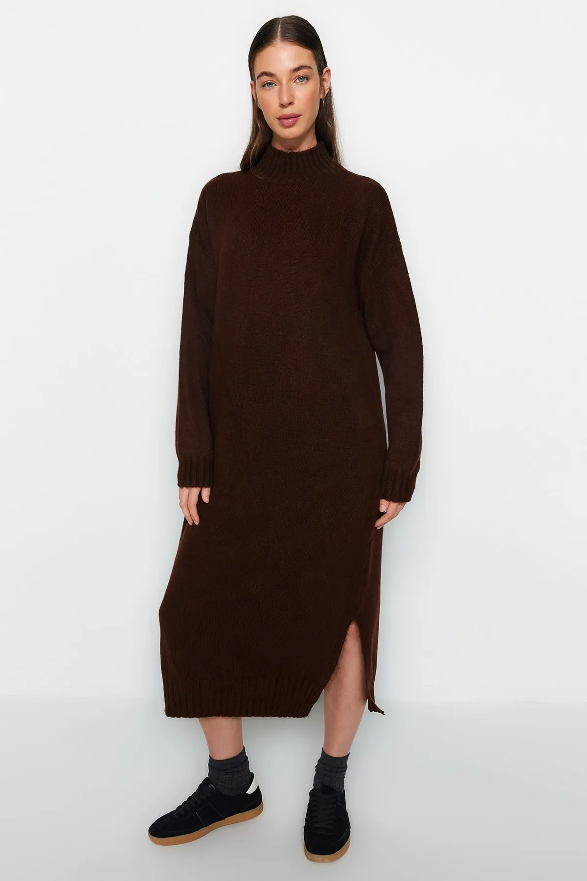 Trendyol Collection  Braunes, weit geschnittenes Midi-Strickkleid mit weicher Struktur und hohem Kragen TWOAW23EL0005