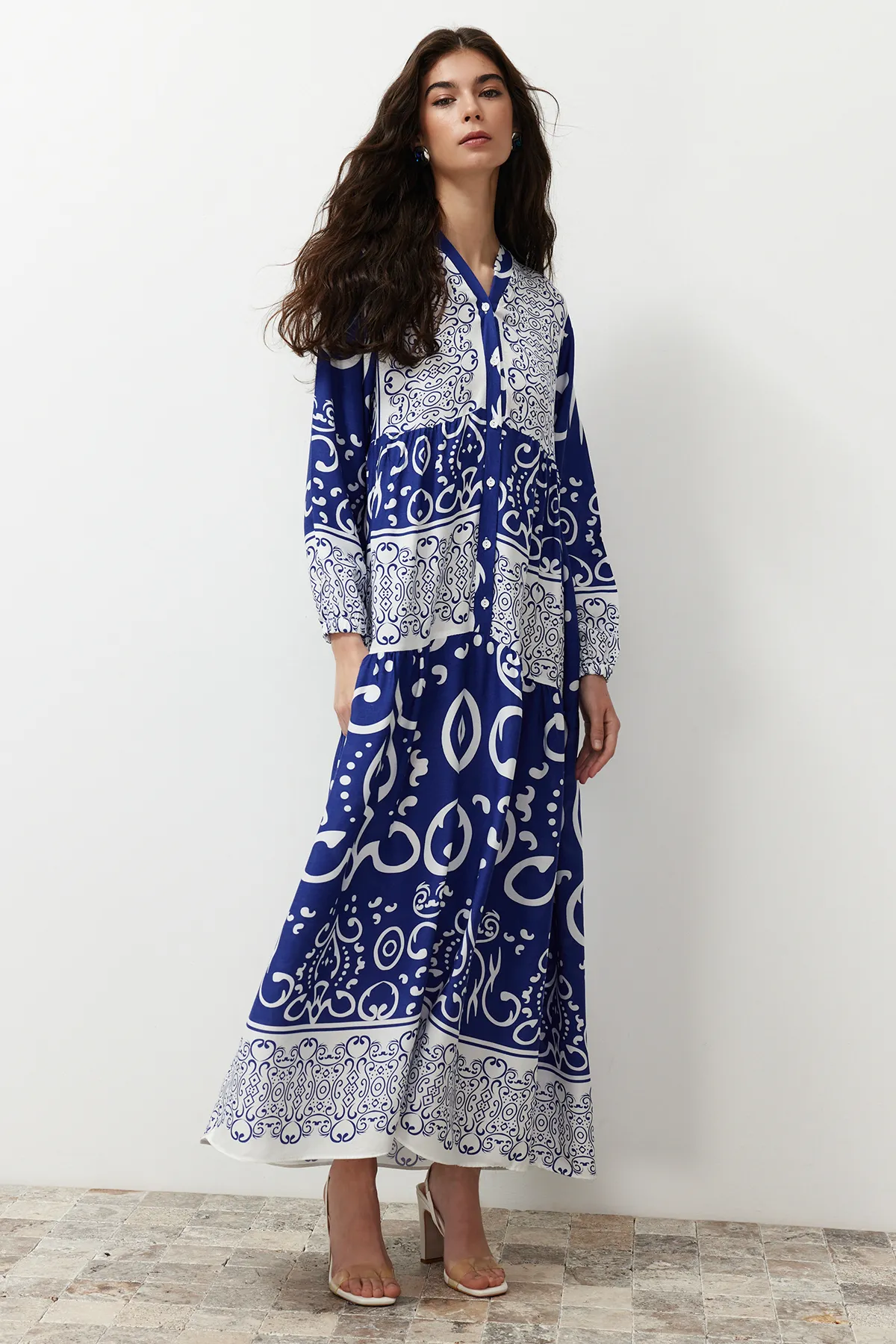 Trendyol Modest  Blaues Viskosekleid mit Schalkragen und Knopfleiste TCTSS24EB00244