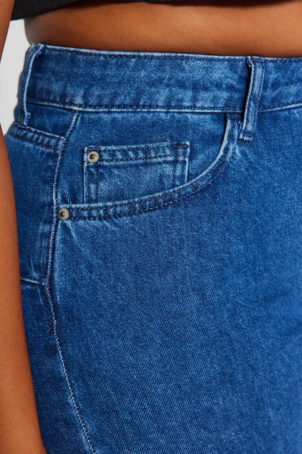Trendyol Curve  Dunkelblaue Destroy-Jeans im Mom-Fit-Stil mit detaillierten Details TBBSS23CJ00019