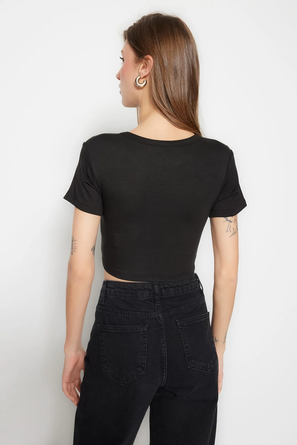 Trendyol Collection  Premium Schwarz-Ecru 2er-Pack kurze Viskose/weiche Stretch-Strickbluse TWOSS23BZ00108