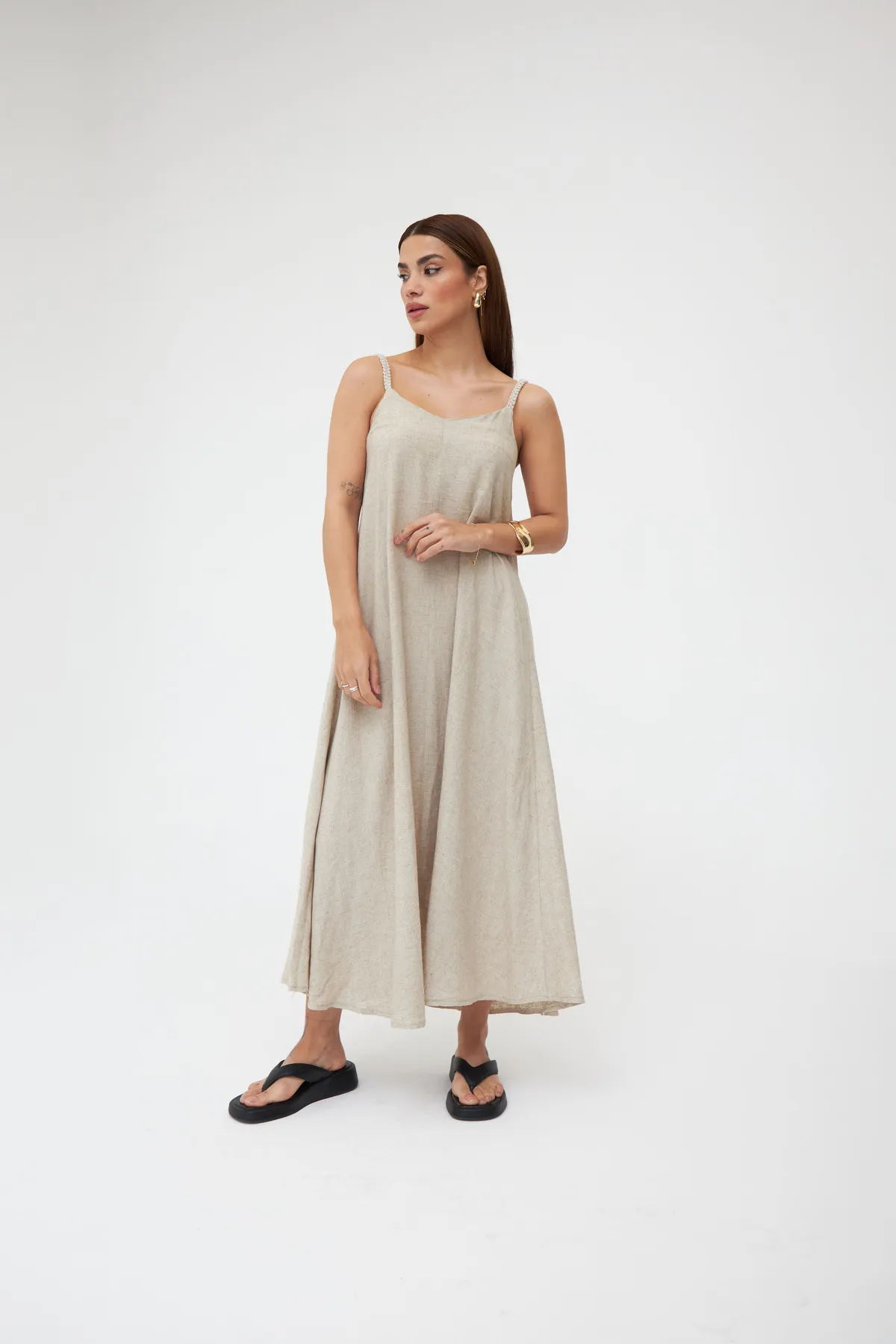 Laluvia  Langes Leinenkleid mit Strickriemen in Steinfarbe