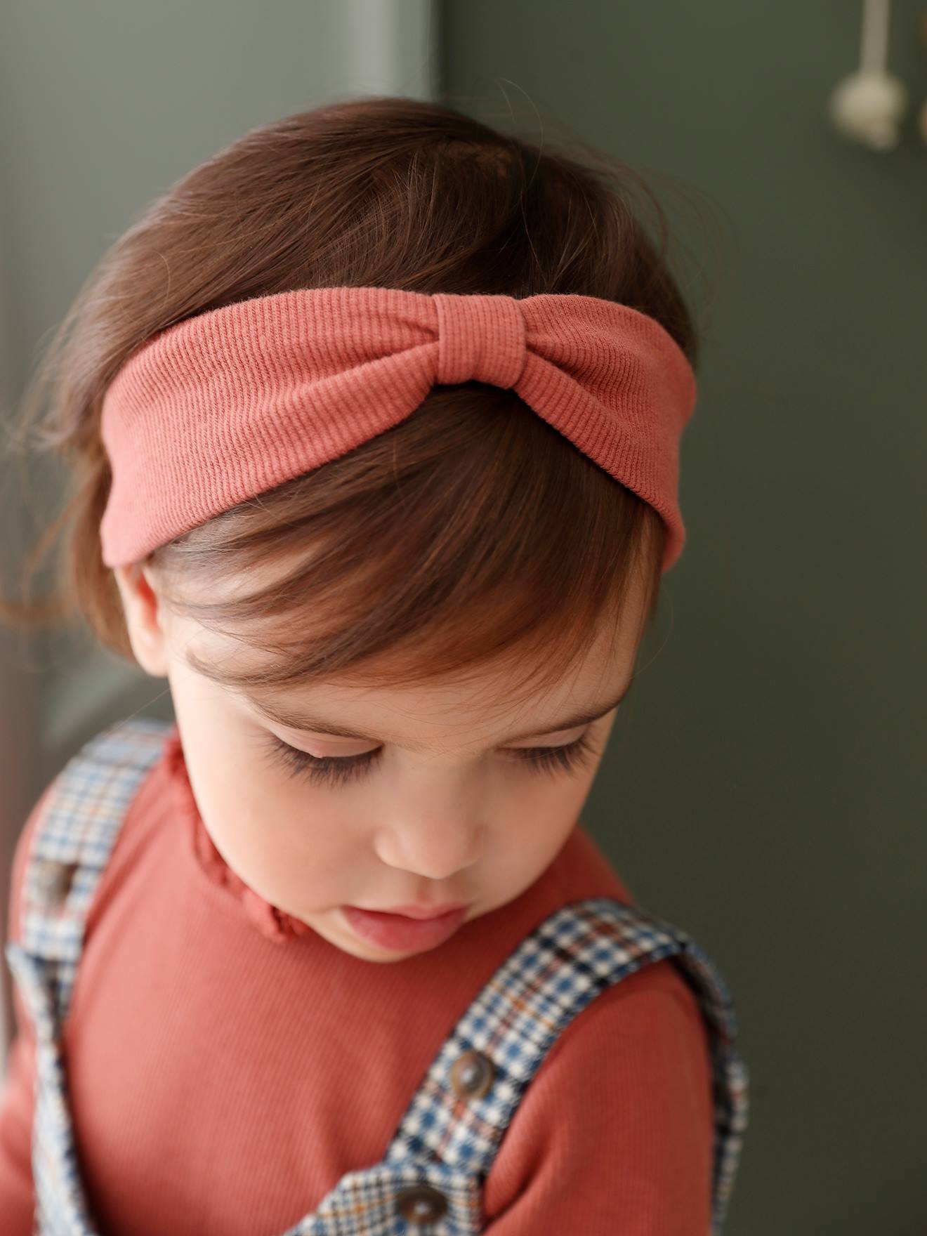 Ensemble bébé salopette courte à carreaux, T-shirt en côtes uni et son bandeau assorti vieux rose