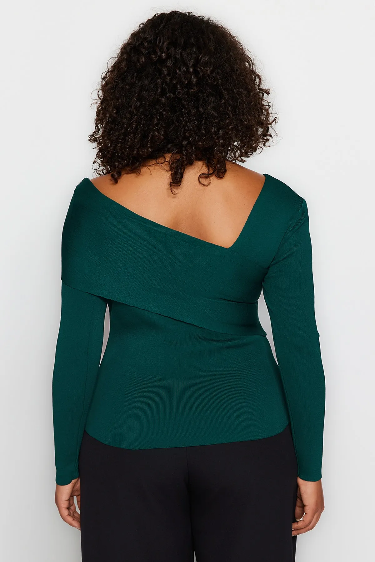 Trendyol Curve  Smaragdgrüner Strickpullover mit asymmetrischem Kragen