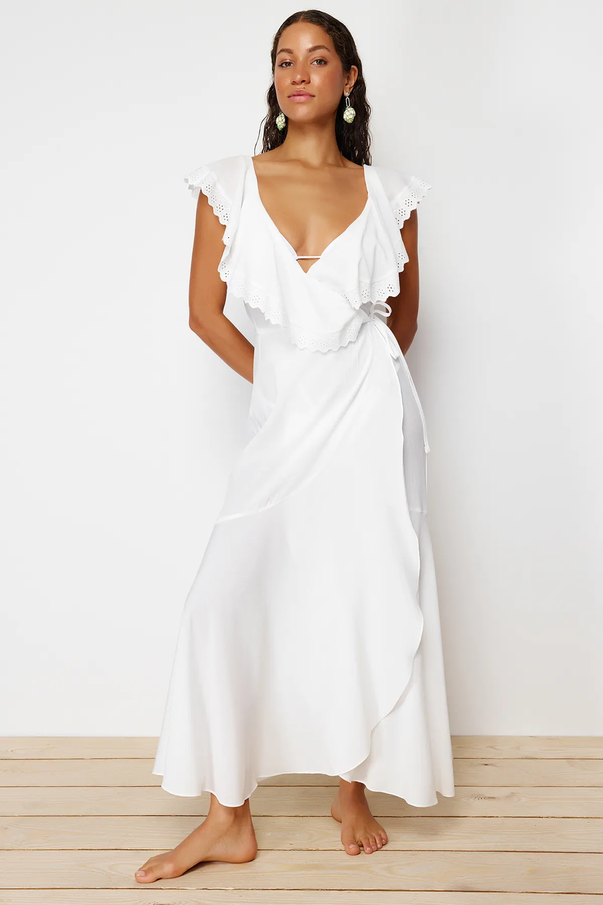 Trendyol Collection  Ecrufarbenes, gewebtes Maxi-Strandkleid mit Schnürung TBESS24EL00074