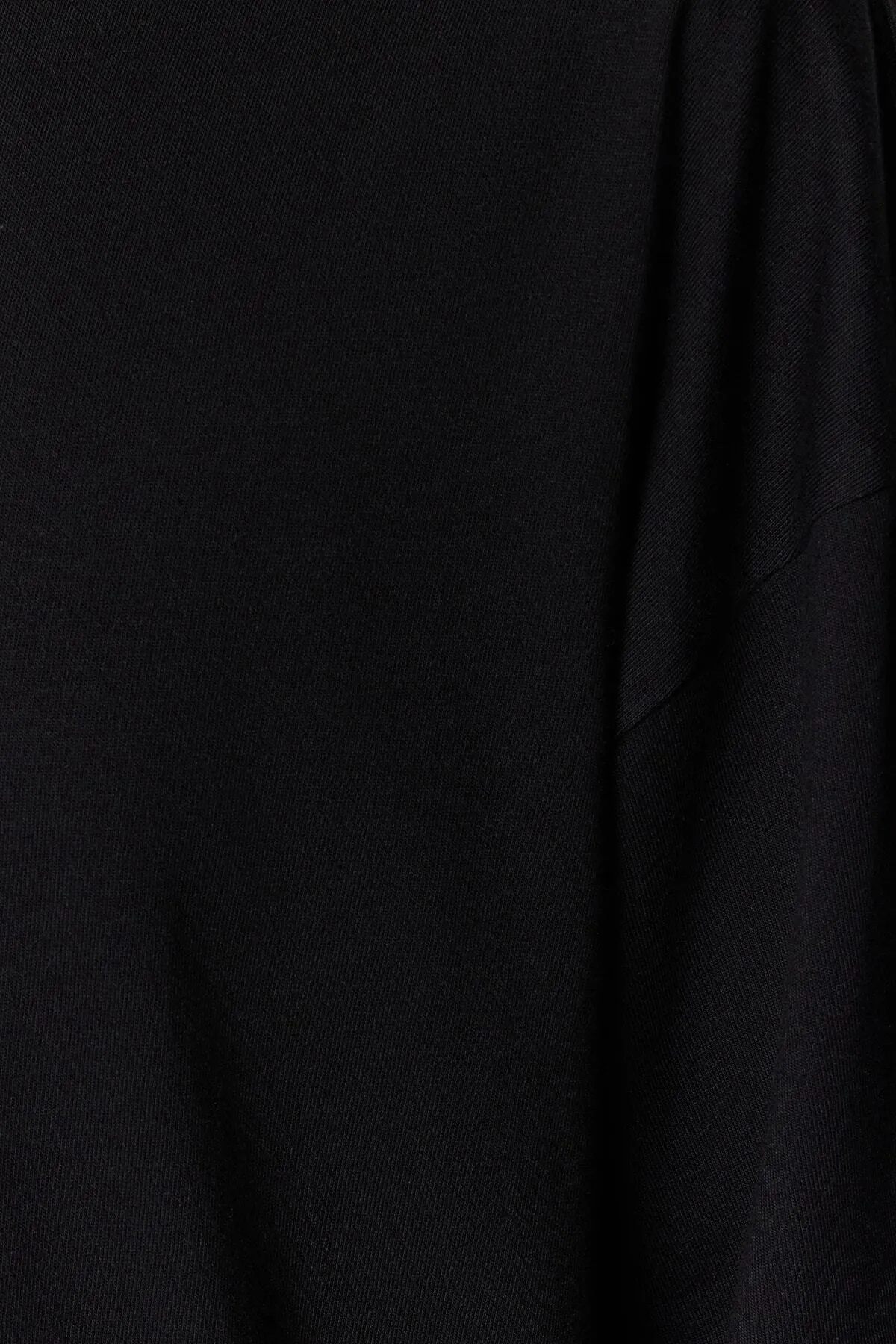 Trendyol Collection  Schwarzes Premium-Strick-T-Shirt mit Rundhalsausschnitt aus 100 % Baumwolle in Übergröße/weiter Passform TWOSS23TS00040