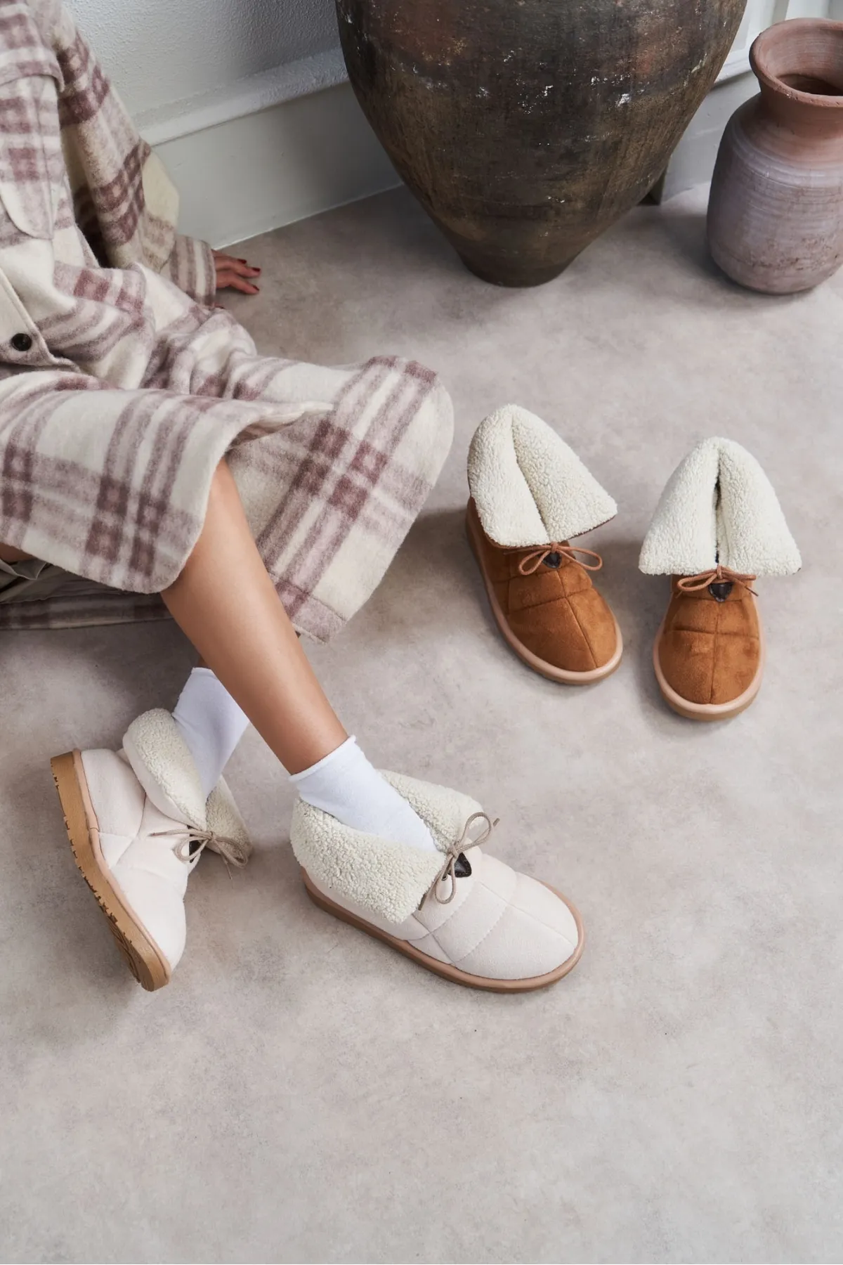NİŞANTAŞI SHOES  Lilia Beige Wildleder-Fellgefütterte Damenstiefel mit flacher Sohle