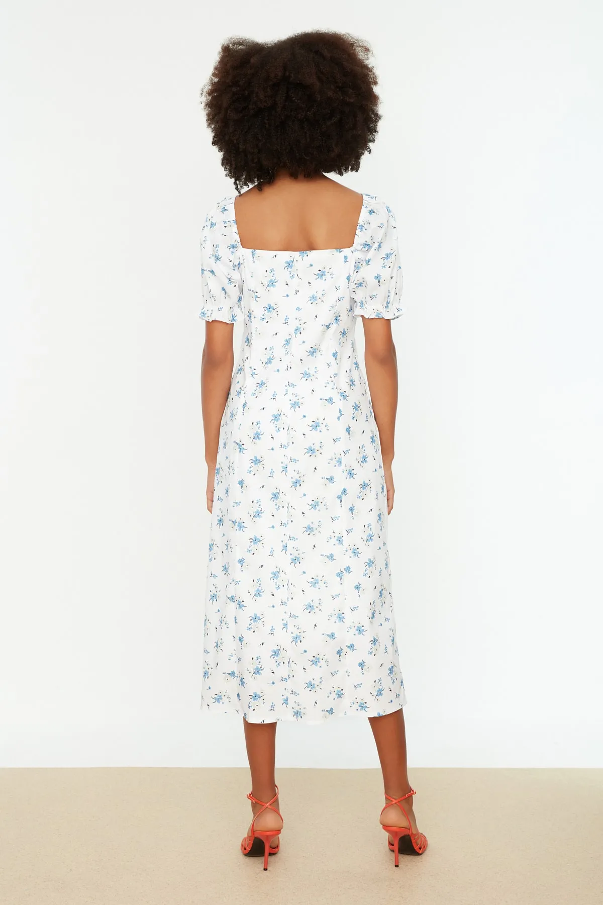 Trendyol Collection  Weißes gewebtes Midi-Hemdkleid mit Ballonärmeln und Blumenmuster TWOSS22EL1125