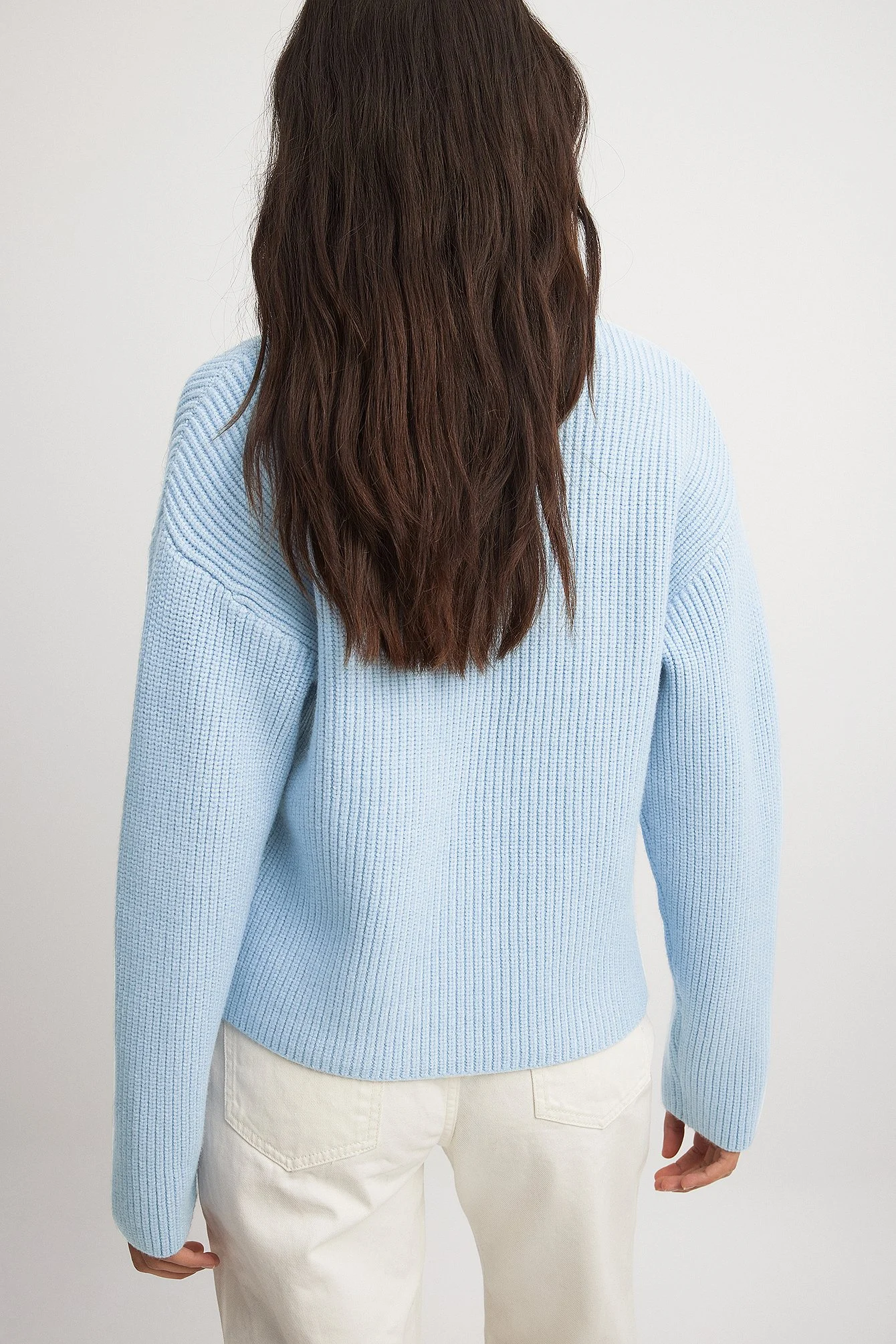 Rippstrickpullover mit tiefem V-Ausschnitt