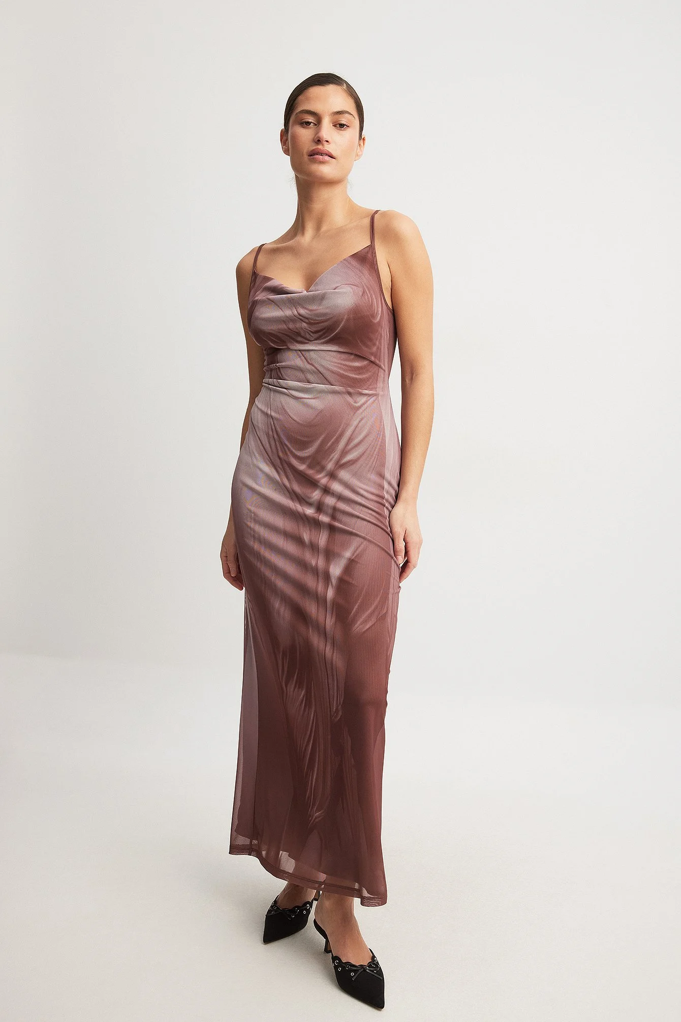 Maxikleid aus Mesh mit Wasserfallausschnitt