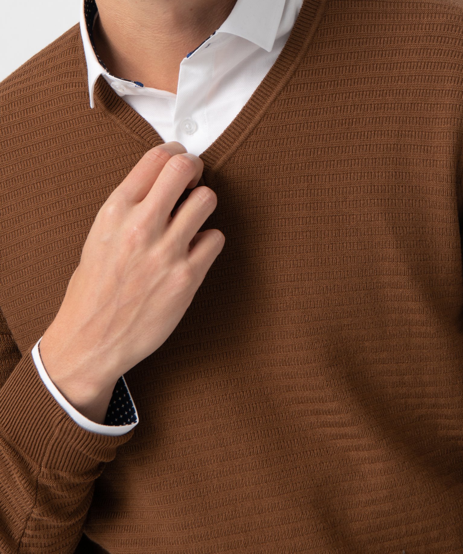 Pull homme à col V en maille fantaisie marron | GEMO