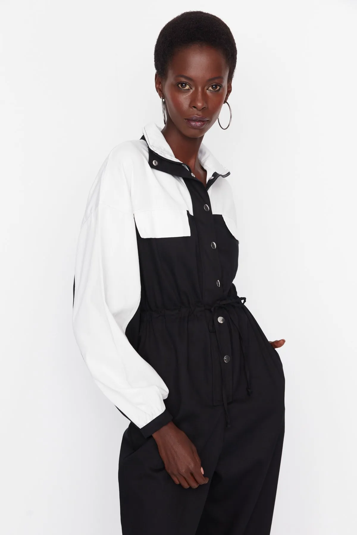 Trendyol Collection  Langer, gewebter Overall in Schwarz mit Farbblockierung und geraffter Taille TWOAW21TU0011