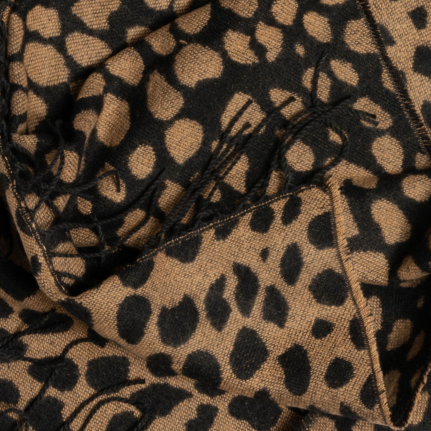 Echarpe noire et camel jacquard motif léopard