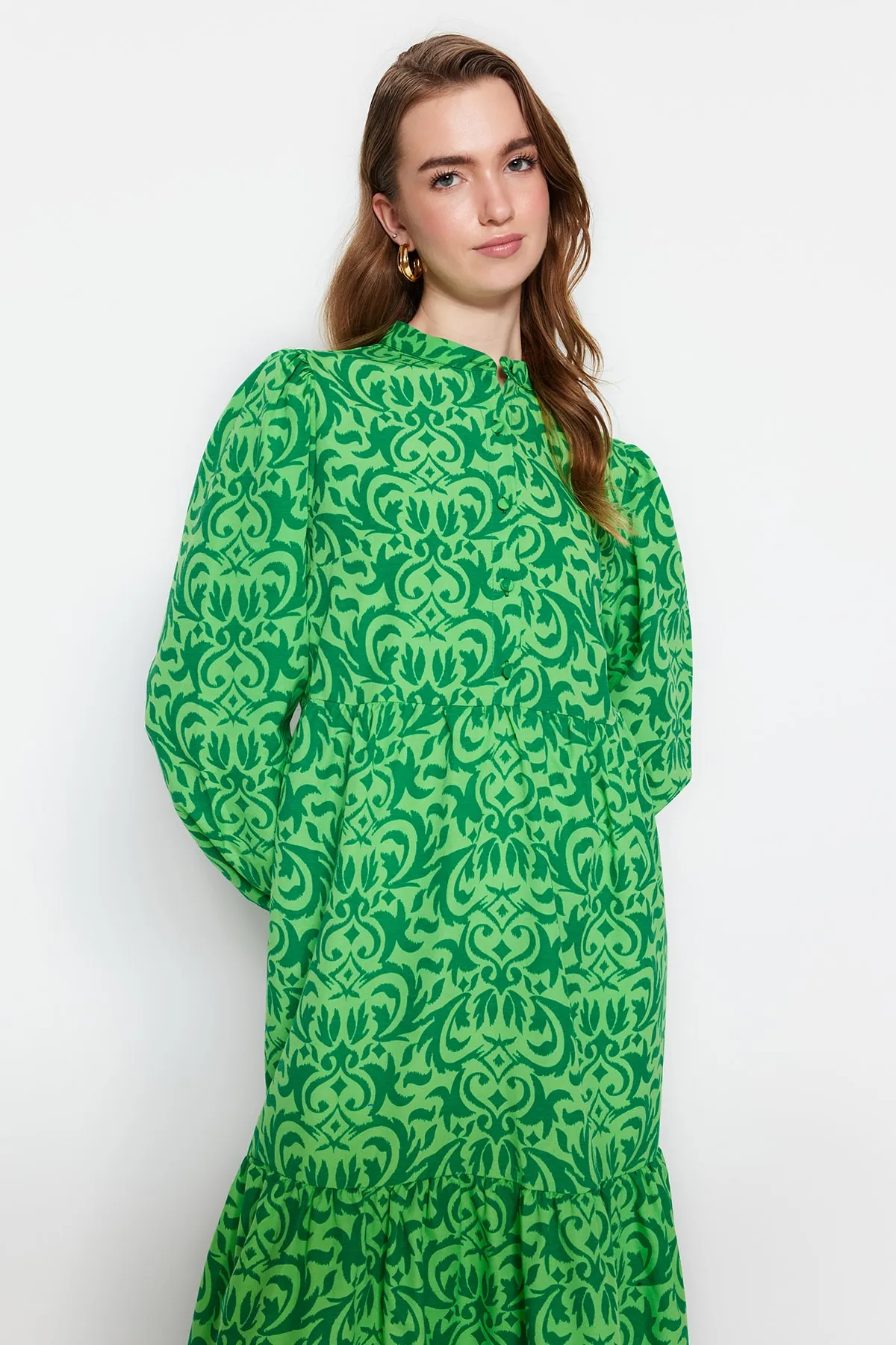 Trendyol Modest  Grünes, gemustertes Kleid aus gewebter Baumwolle mit halber Knopfleiste und weiter Passform TCTSS23EB00222