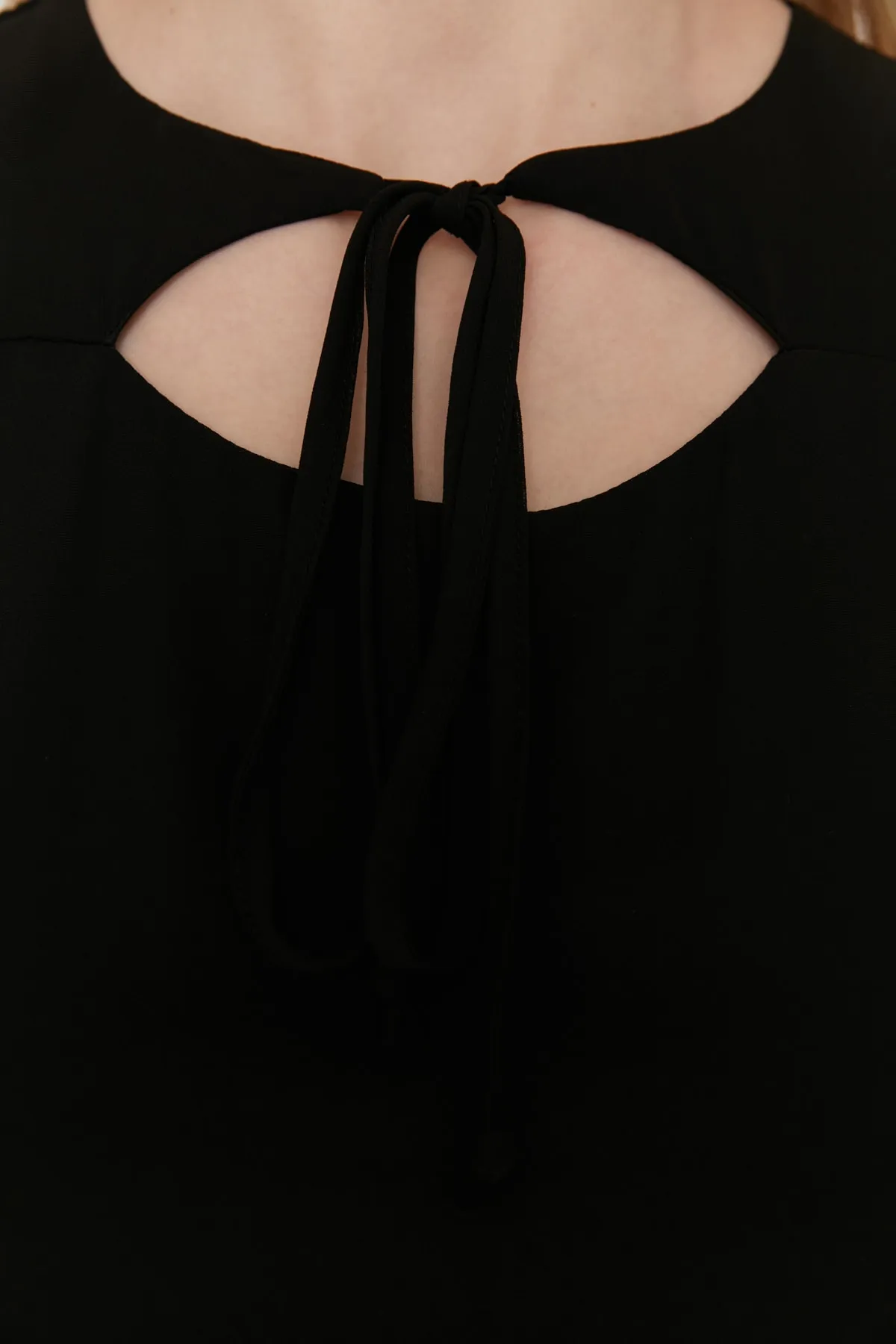Trendyol Collection  Schwarzes, detailliertes Webkleid mit Kragen TWOAW23EL01087