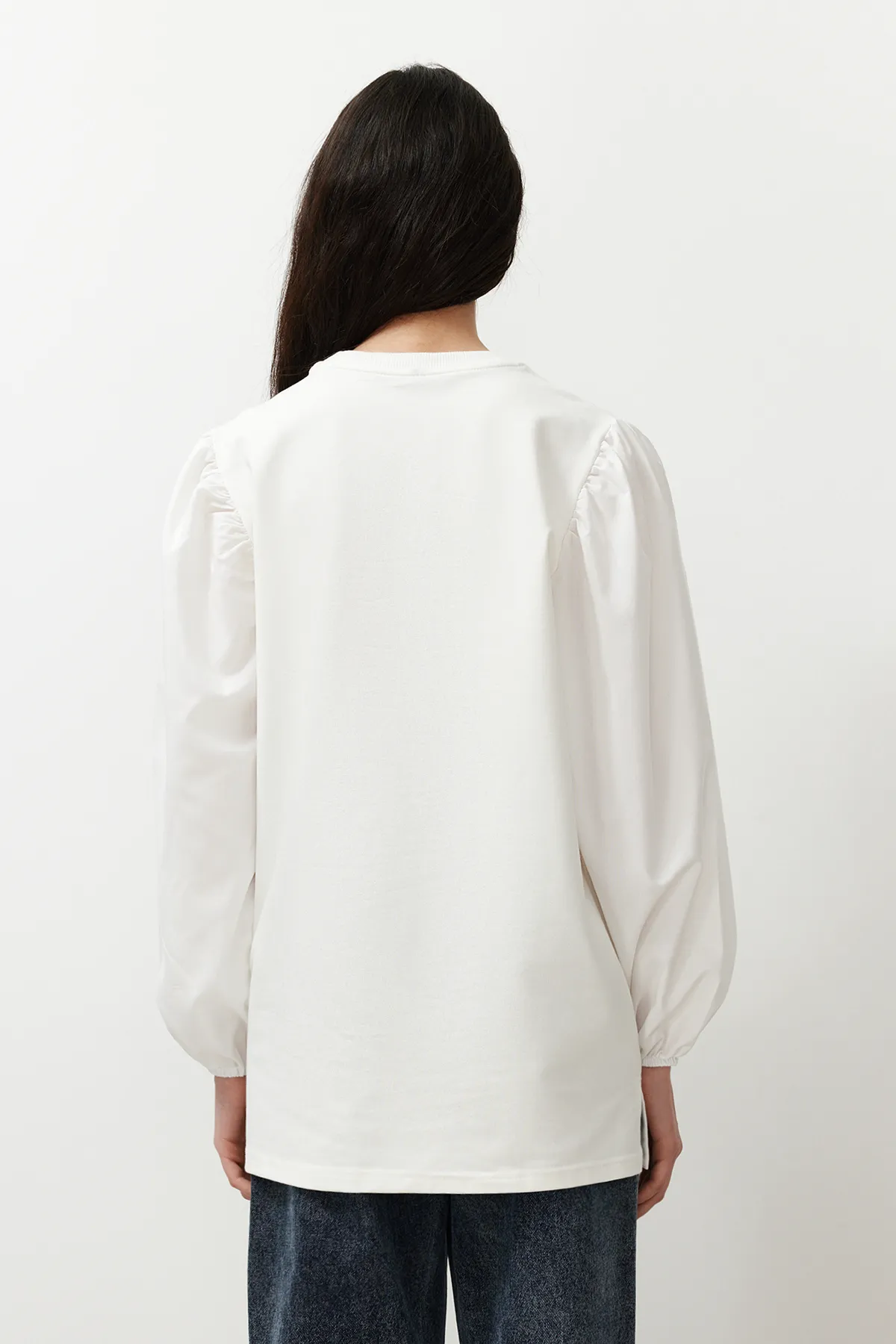 Trendyol Modest  Weißes Strick-Sweatshirt mit Popeline-Details und Ärmeln TCTSS24UK00041