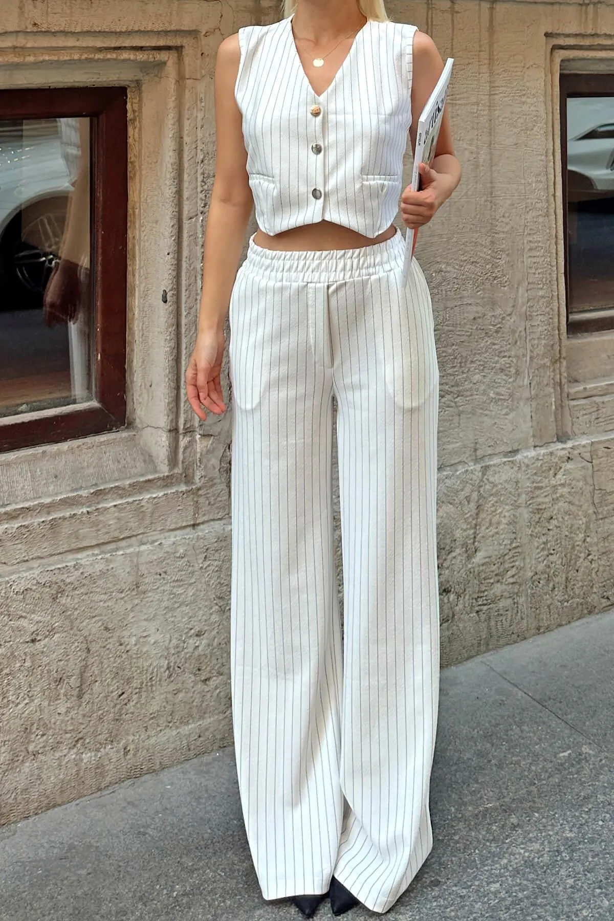 Swist  Weißes Norma-Set mit gestreifter Weste und Hose für Damen