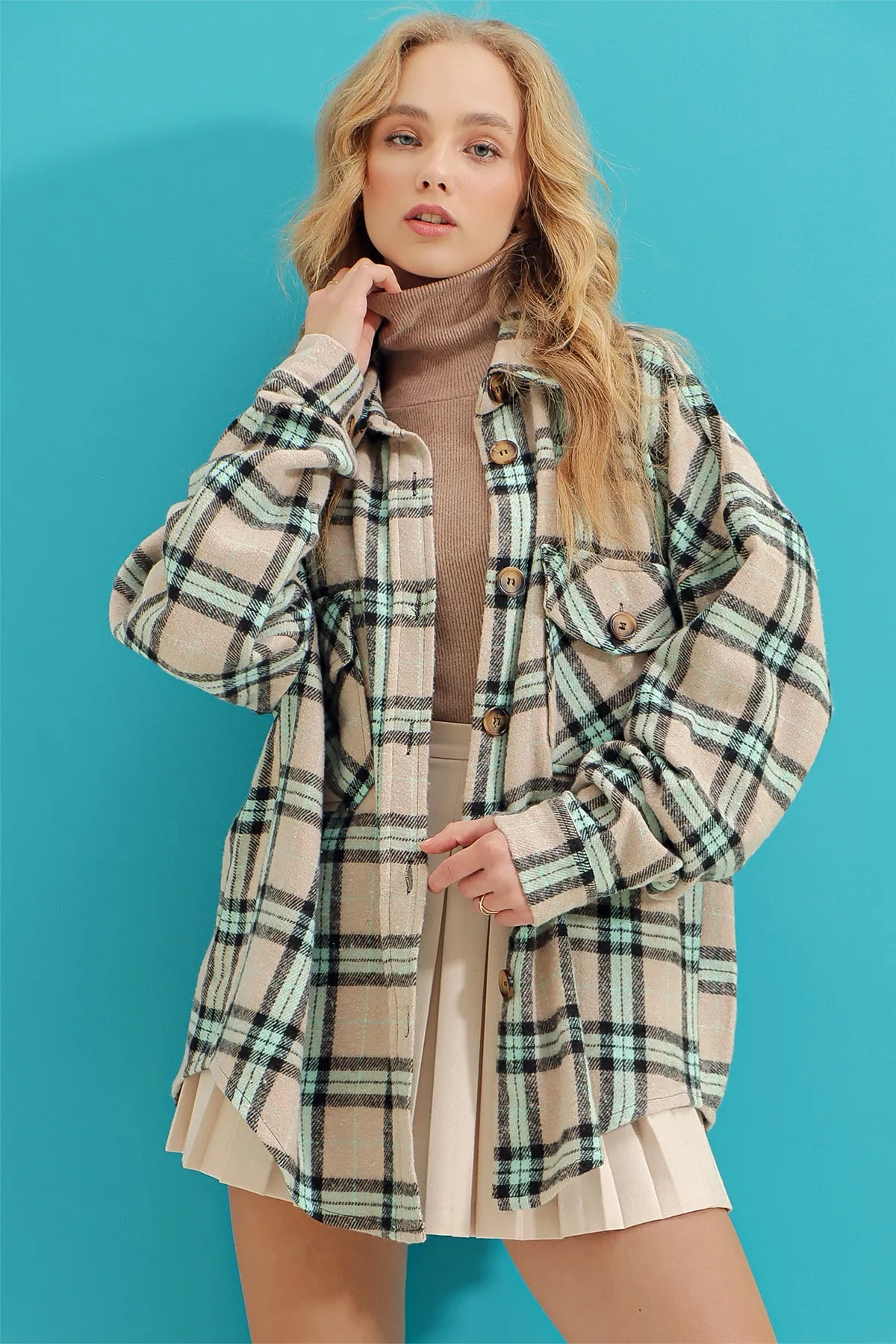 Trend Alaçatı Stili  Damen Dunkelbeige kariertes gemustertes Augenbrauen-Übergröße-Safarijacke-Hemd aus Baumwolle ALC-X7142