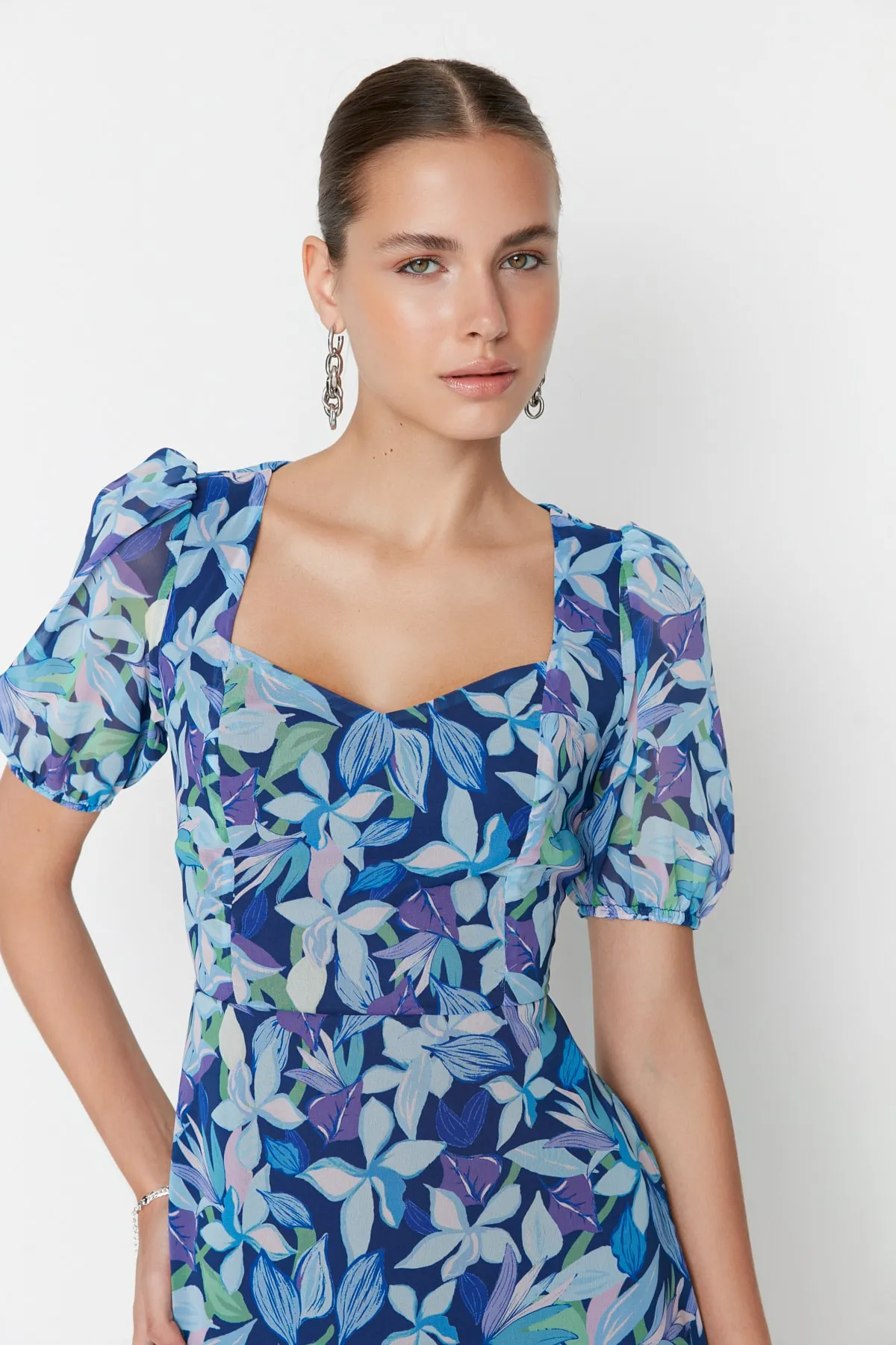 Trendyol Collection  Blaues, florales A-Linien-Minikleid aus Chiffon mit Futter TWOSS22EL2168
