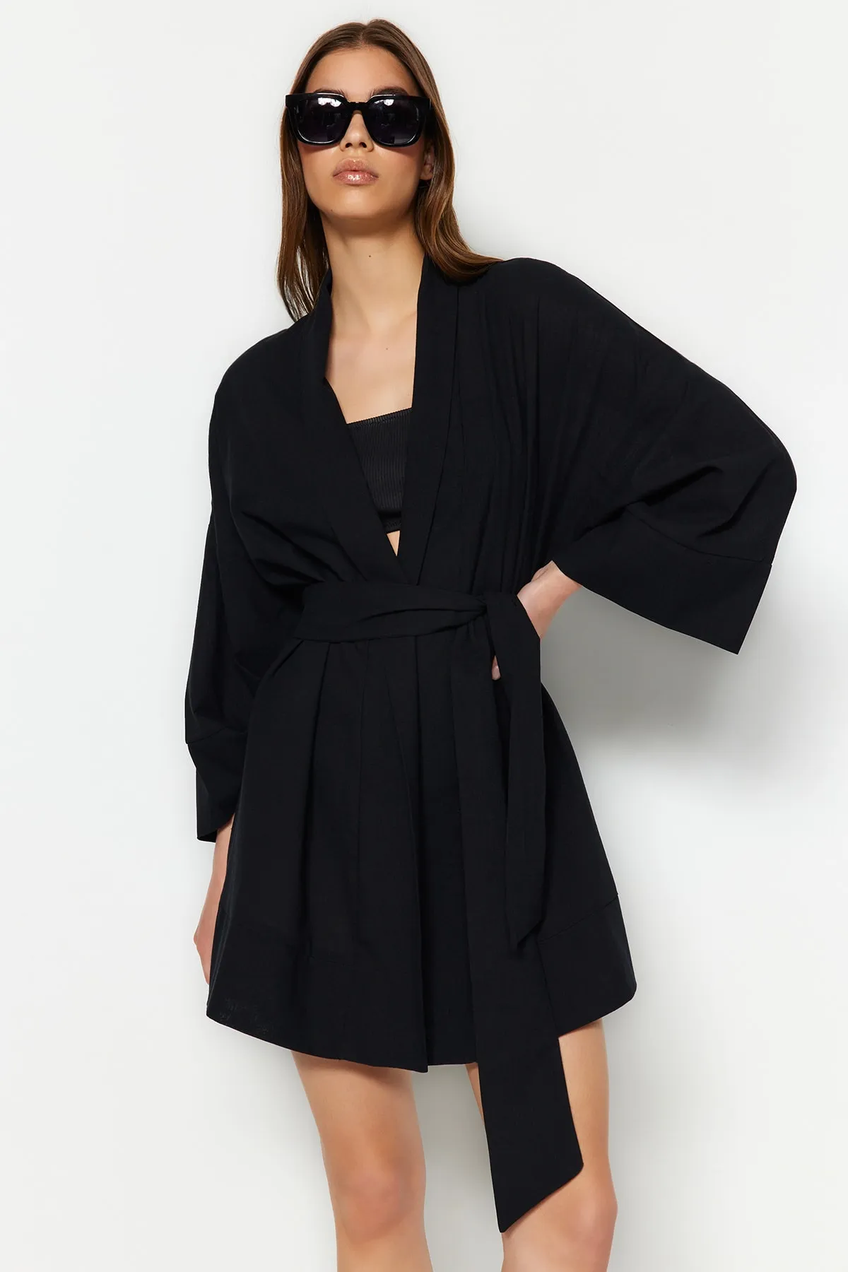 Trendyol Collection  Schwarzer Mini-Kimono und Kaftan aus 100 % gewebter Baumwolle mit Gürtel TBESS23KM00080