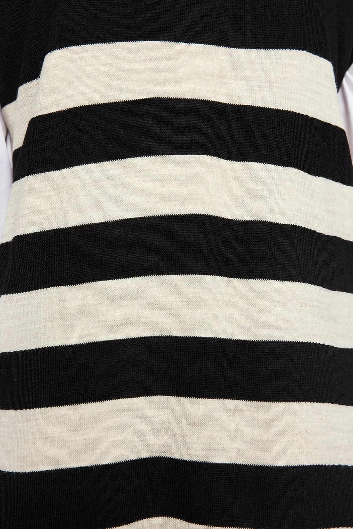 Trendyol Modest  Schwarzes gestreiftes Strickpulloverkleid mit V-Ausschnitt TCTAW24UV00039