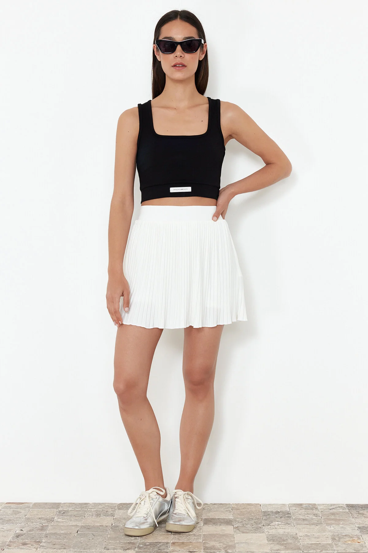 Trendyol Collection  Weißer dehnbarer Minirock mit normaler elastischer Taille und Shorts TWOSS24ET00192