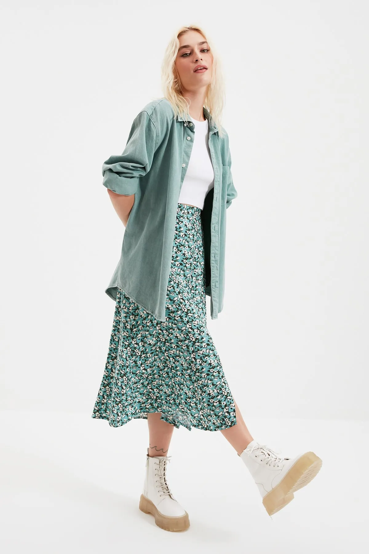 Trendyol Collection  Grüner gewebter Midirock aus Viskosestoff mit Schlitzdetail und Blumenmuster TWOSS20ET0230