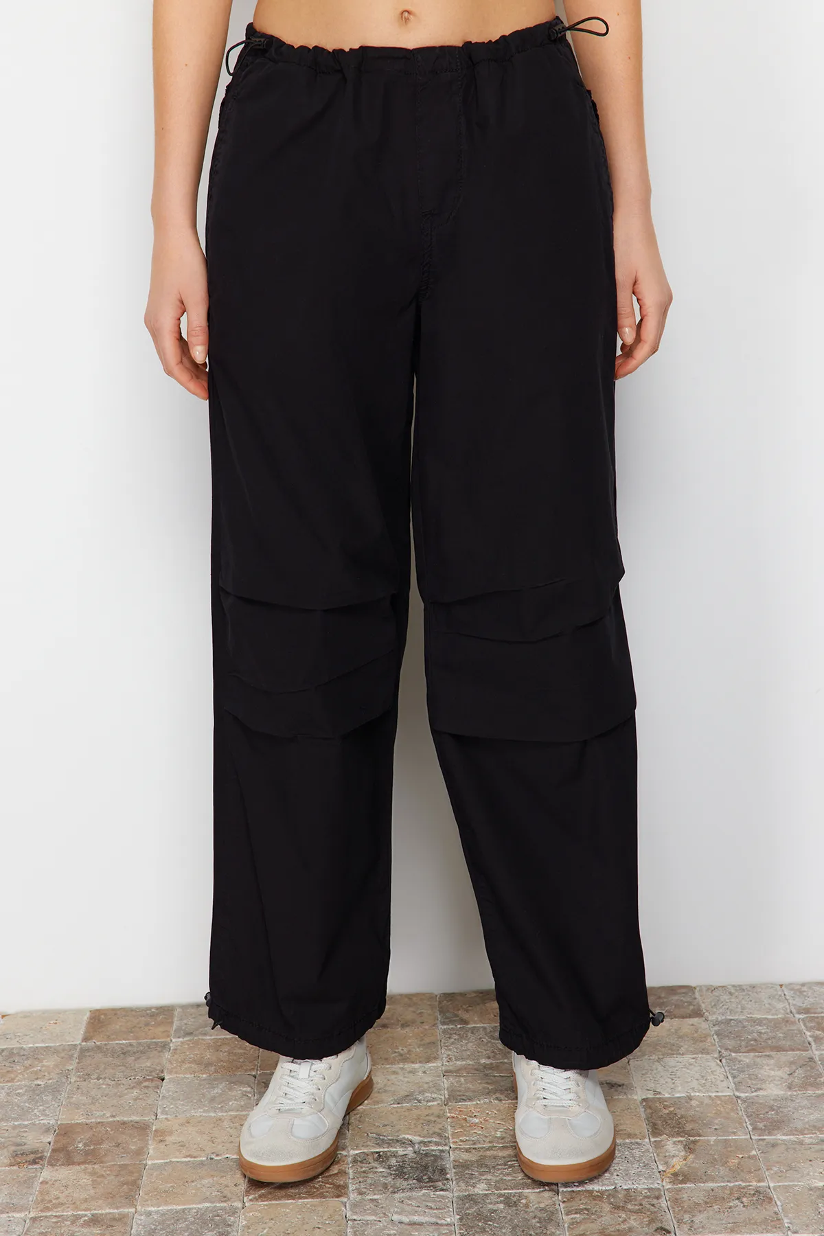 Trendyol Collection  Schwarze Fallschirmhose mit normaler Taille und Stopper TWOAW23JE00738