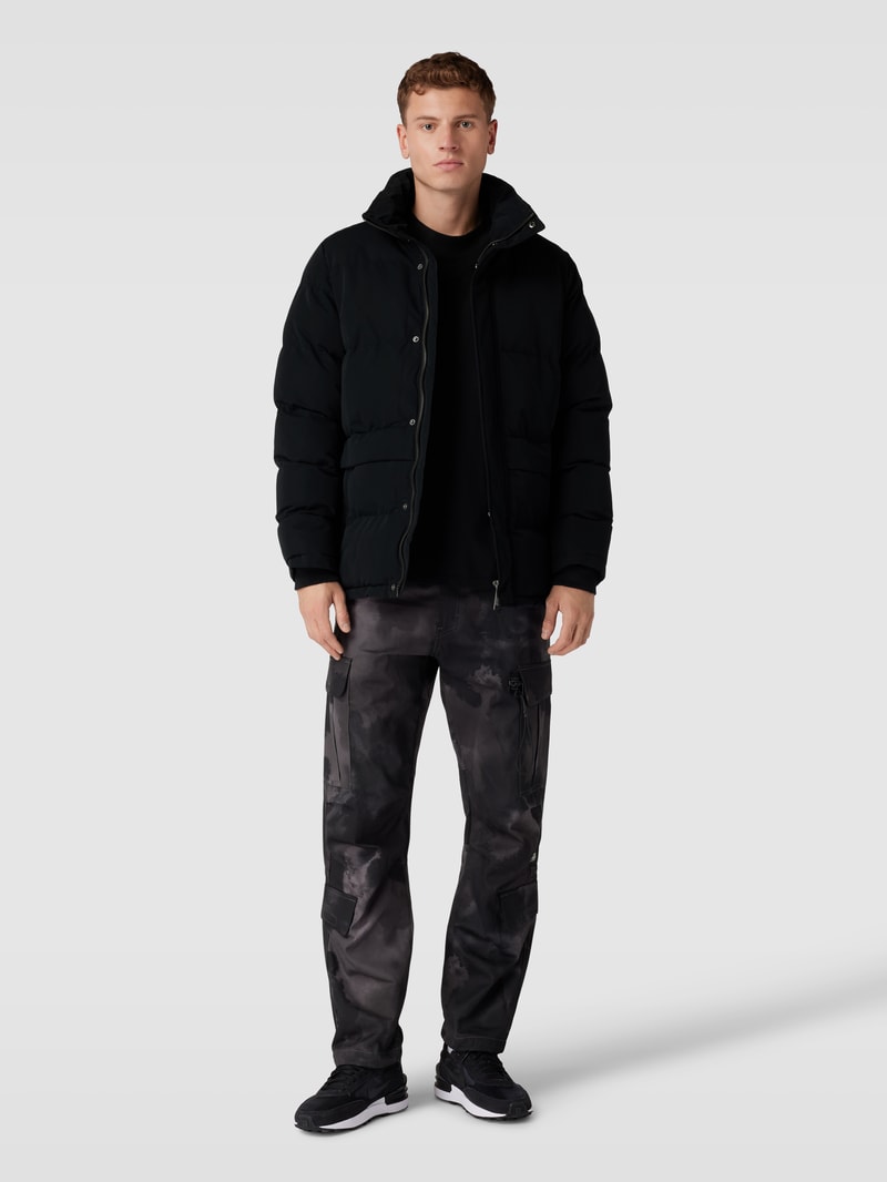 Steppjacke in unifarbenem Design mit Kapuze in schwarz