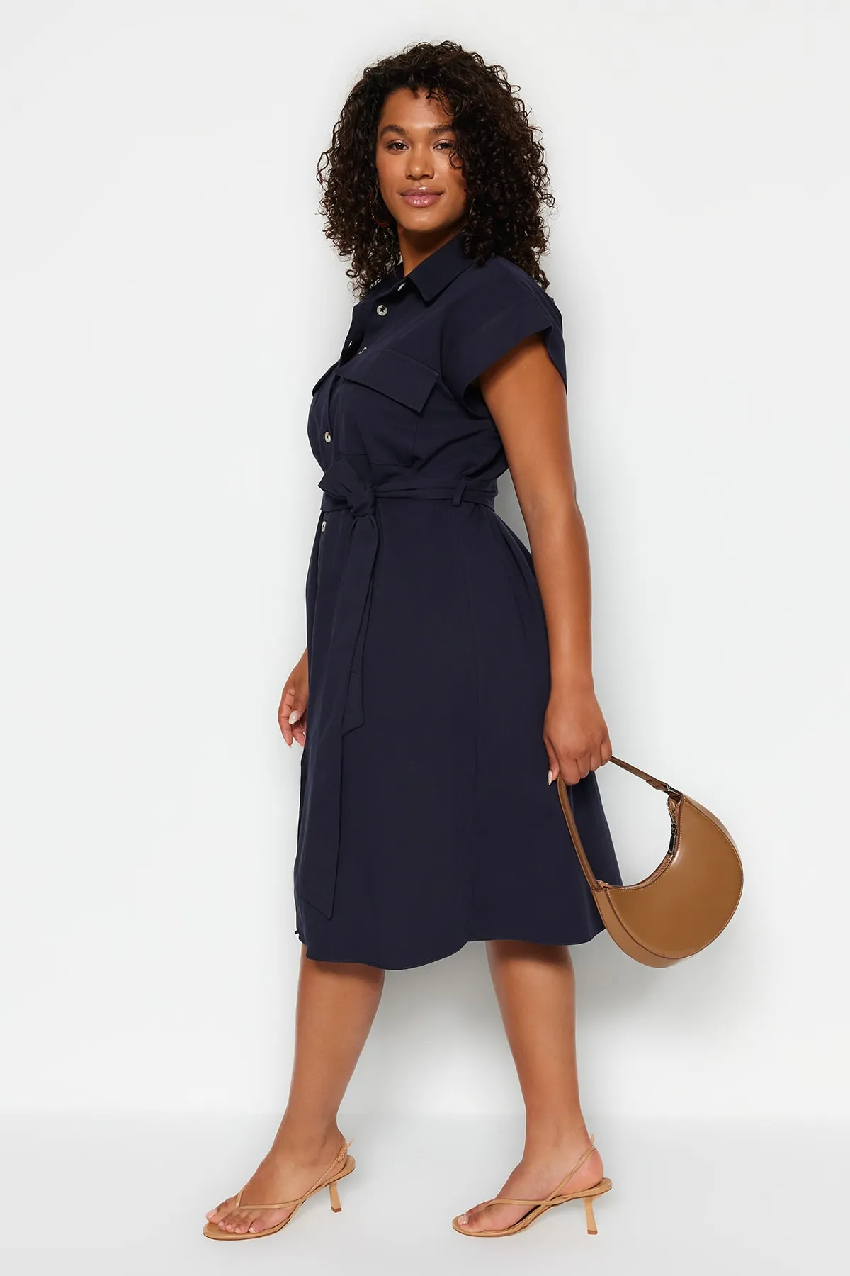 Trendyol Curve  Marineblaues gewebtes Hemdblusenkleid mit Gürtel TBBSS23AH00252