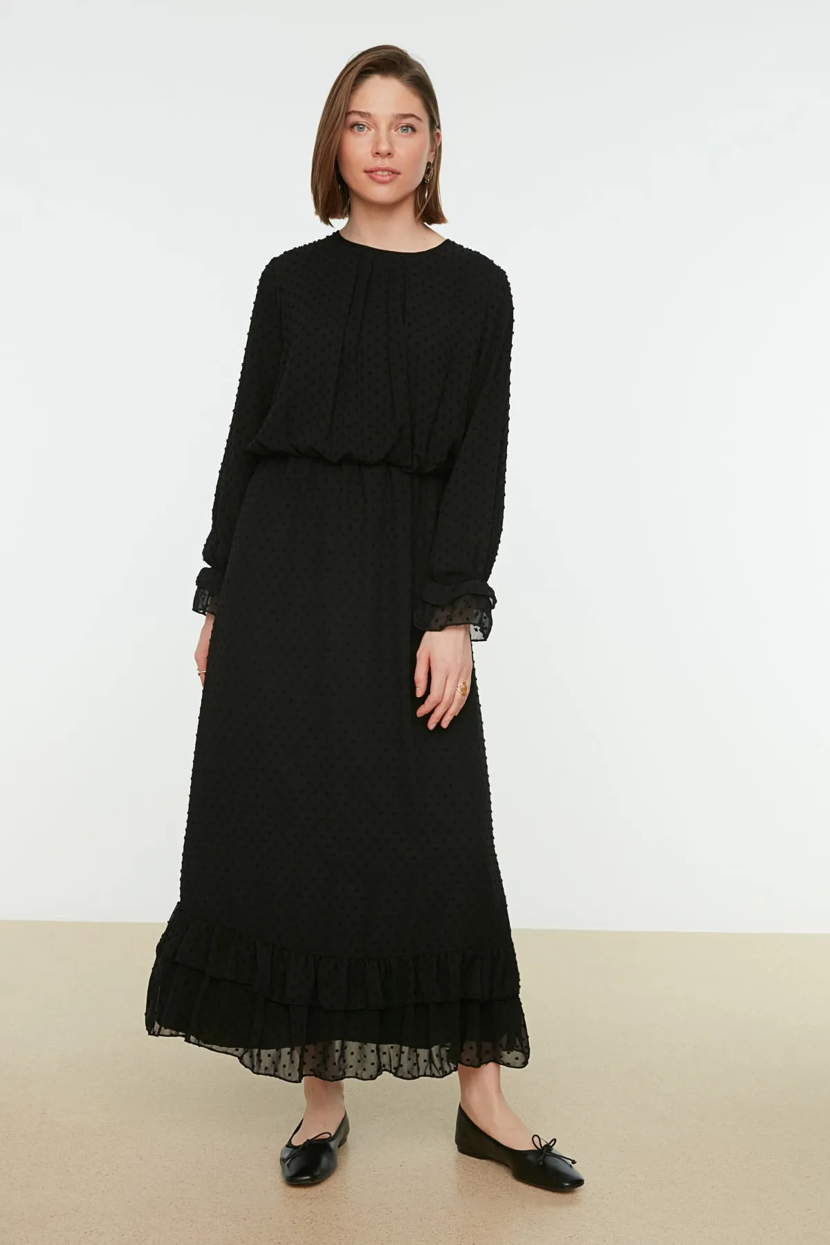 Trendyol Modest  Schwarzes gewebtes Kleid mit strukturierter Taille, gerafftem Volant und Futter TCTSS21EL3566