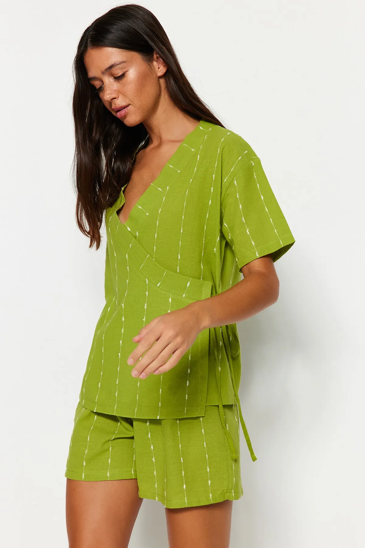 Trendyol Collection  Hellgrün gestreiftes Pyjama-Set aus 100 % Baumwolle und Viskose, weite Passform, T-Shirt und Shorts, gewebt THMSS23PT00229