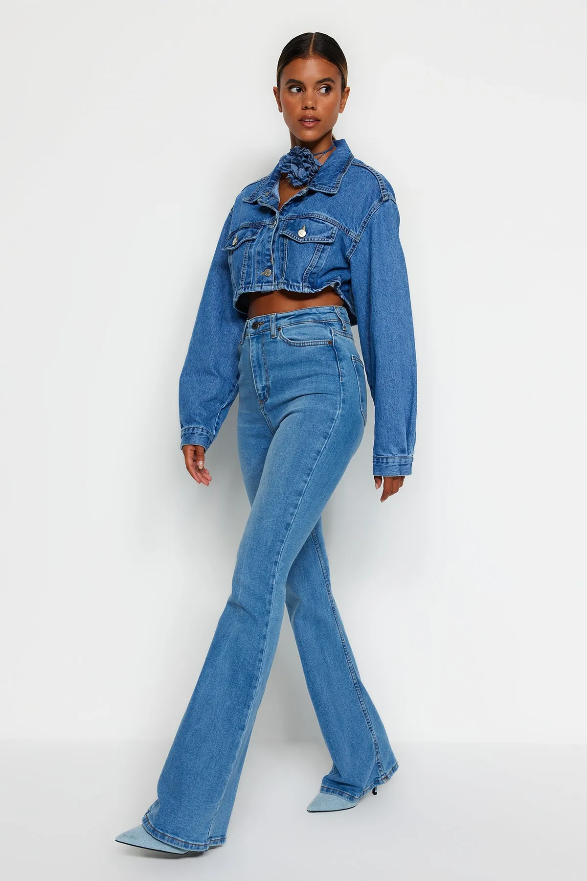 Trendyol Collection  Blaue Schlagjeans mit hoher Taille TWOSS21JE0246