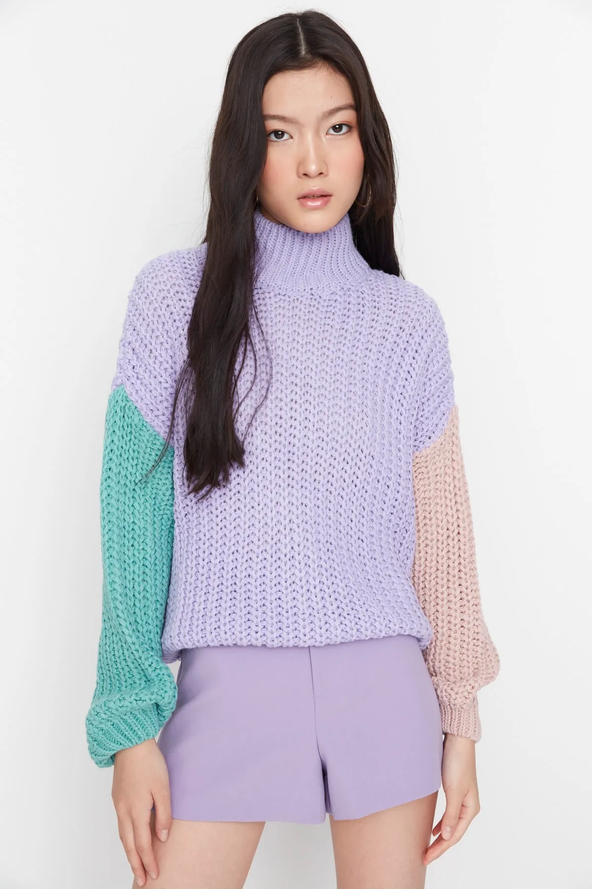 Trendyol Collection  Lilafarbener, weich strukturierter Strickpullover mit Farbblockdesign und weiter Passform TWOAW21KZ0271