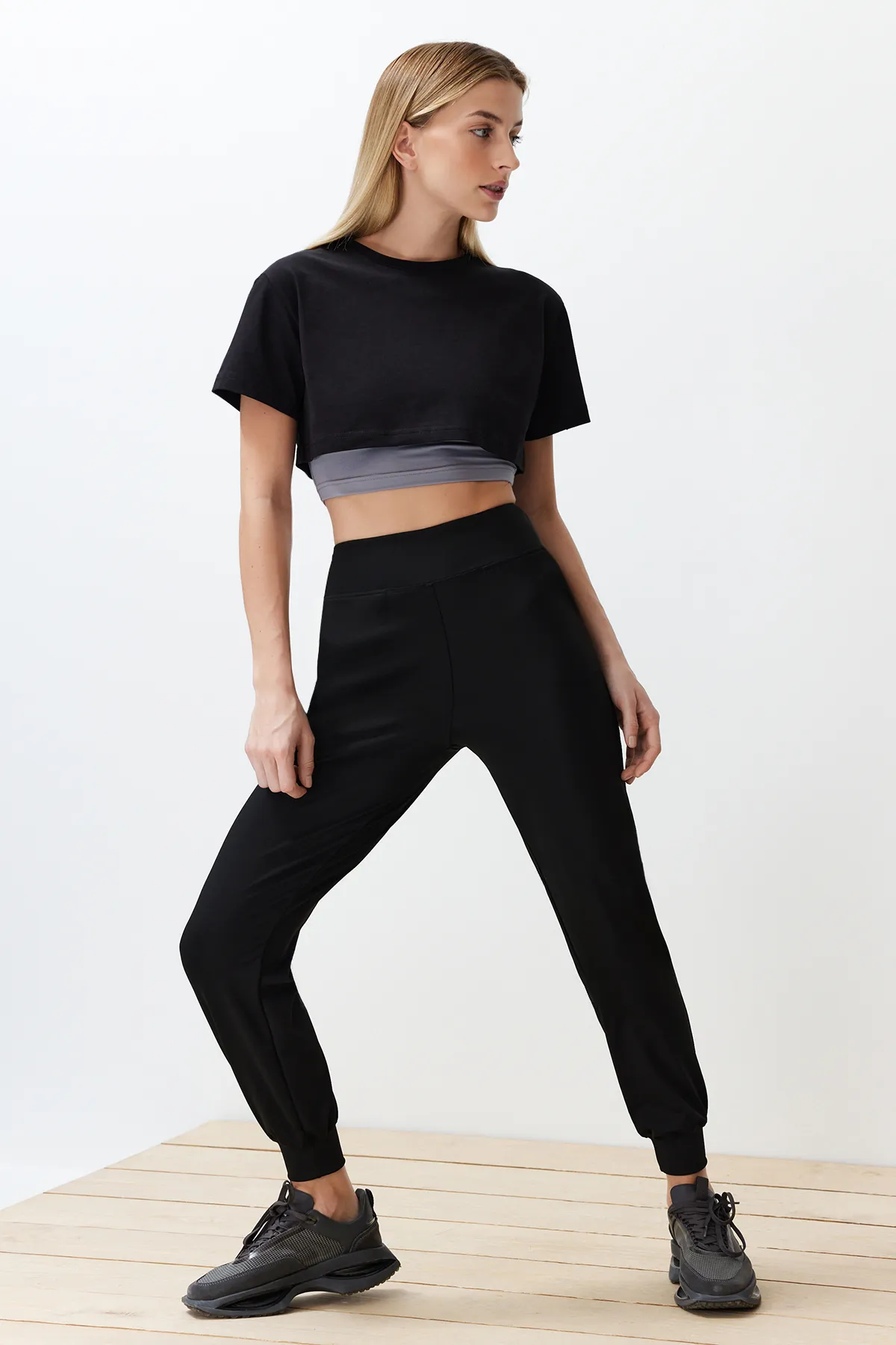 Trendyol Collection  Gestrickte Sport-Jogginghose aus schwarzem Taucher-/Tauchstoffgewebe mit bequemer Passform THMSS24EA00001