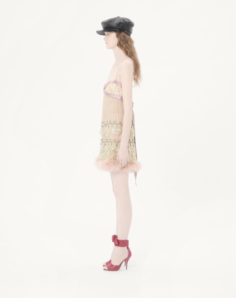 Vestido curto de tule bordado com efeito ilusão