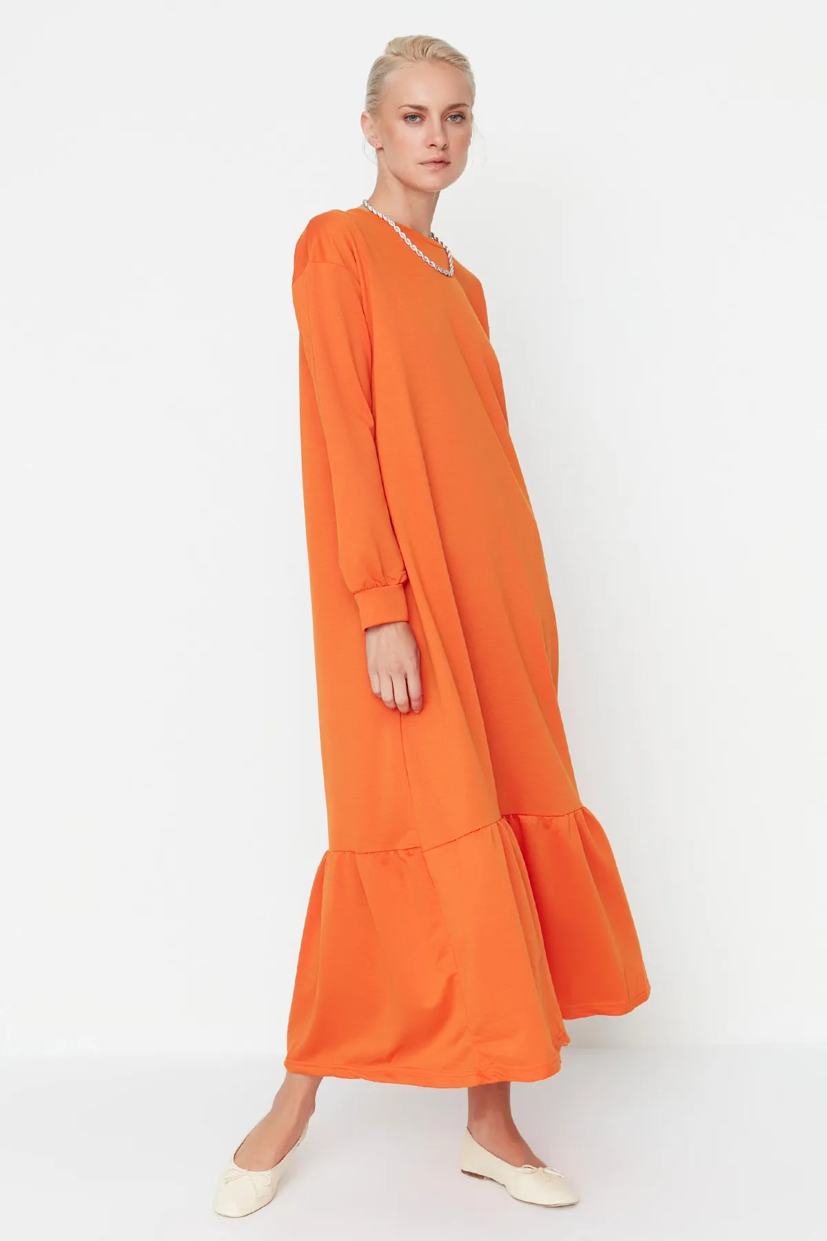 Trendyol Modest  Orangefarbenes Strickkleid mit Rundhalsausschnitt und Raffung TCTSS22EL00000