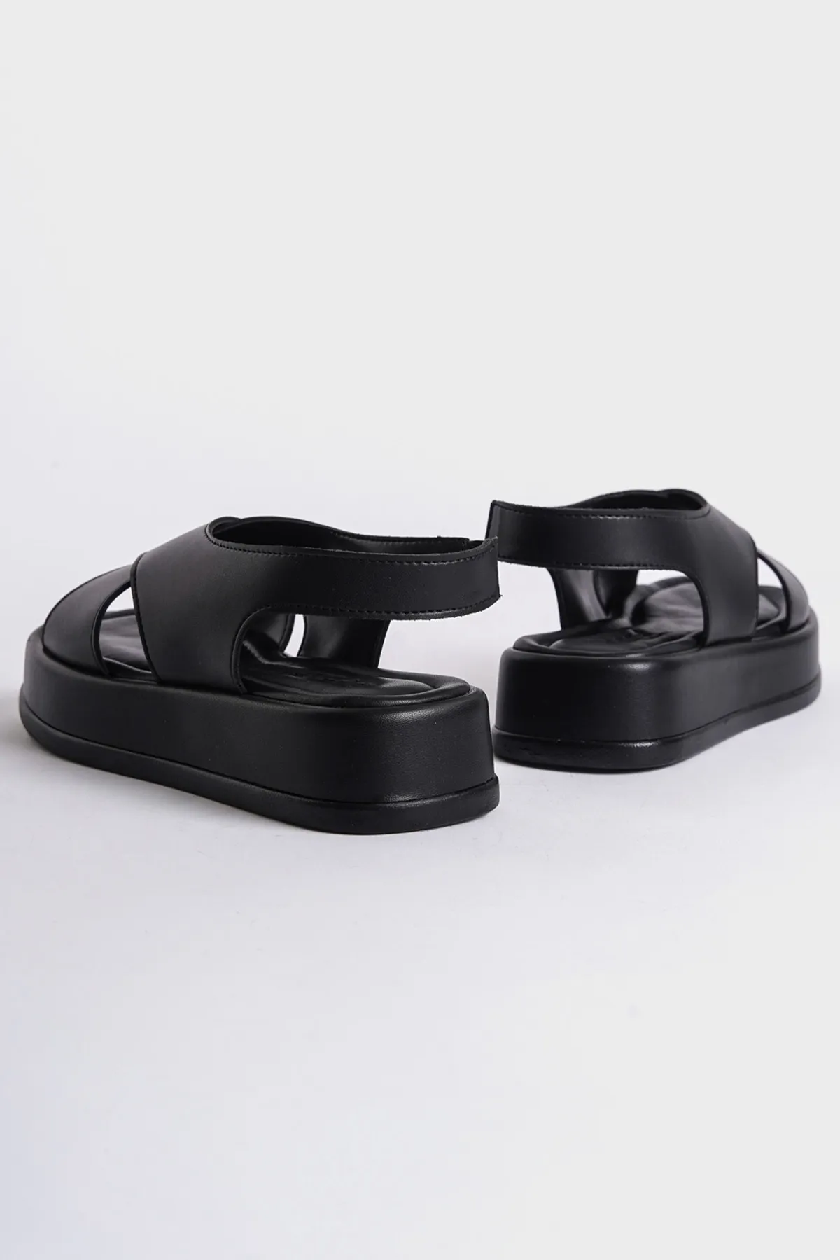 Capone Outfitters  Damensandalen mit Keilabsatz und Kreuzriemen