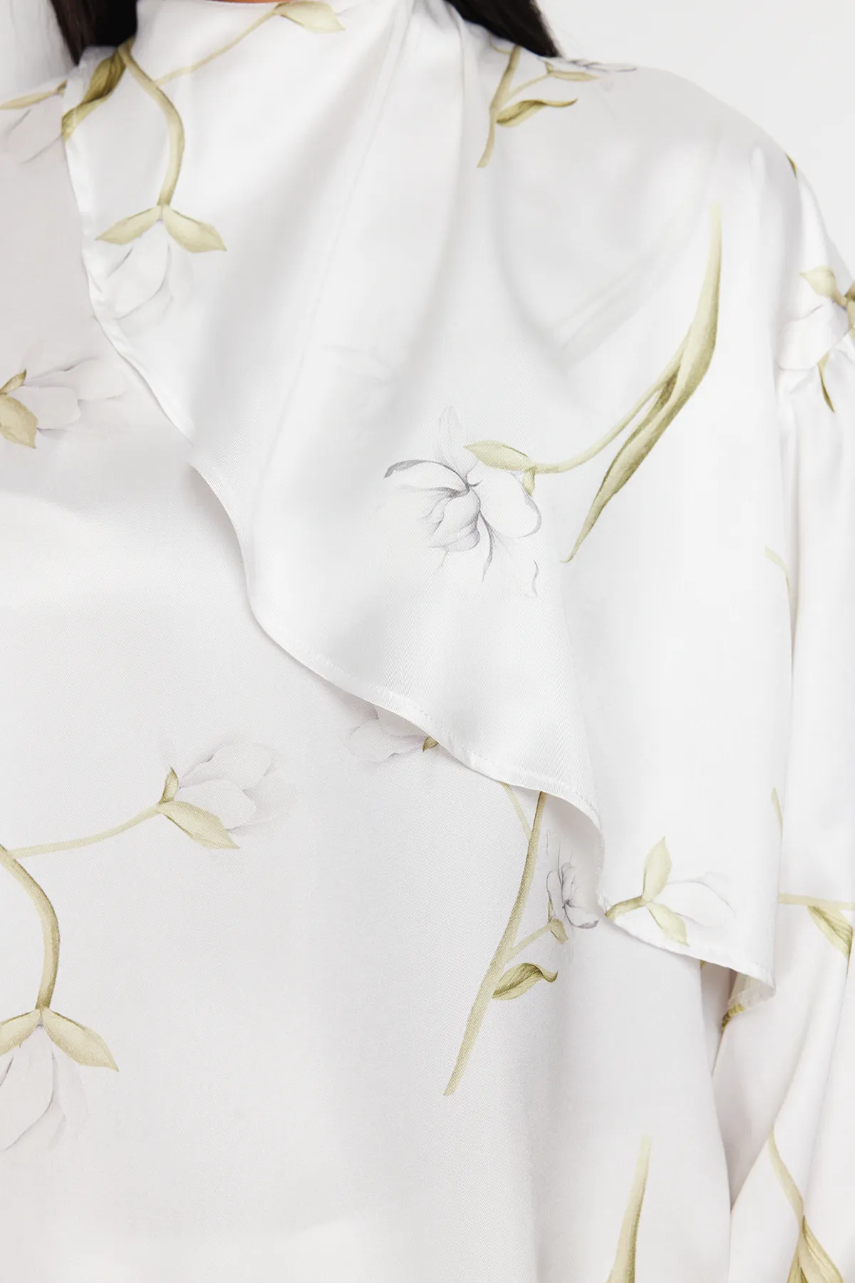 Trendyol Modest  Ecru gewebte Tunika aus Satin mit Blumenmuster TCTSS24UK00019