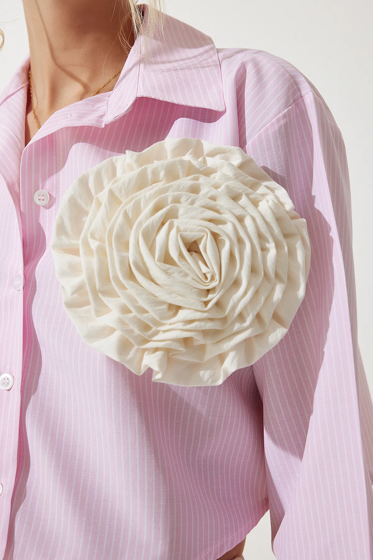 Happiness İstanbul  Hellrosa Premium-Crop-Shirt mit Blumenbrosche für Damen UL00017