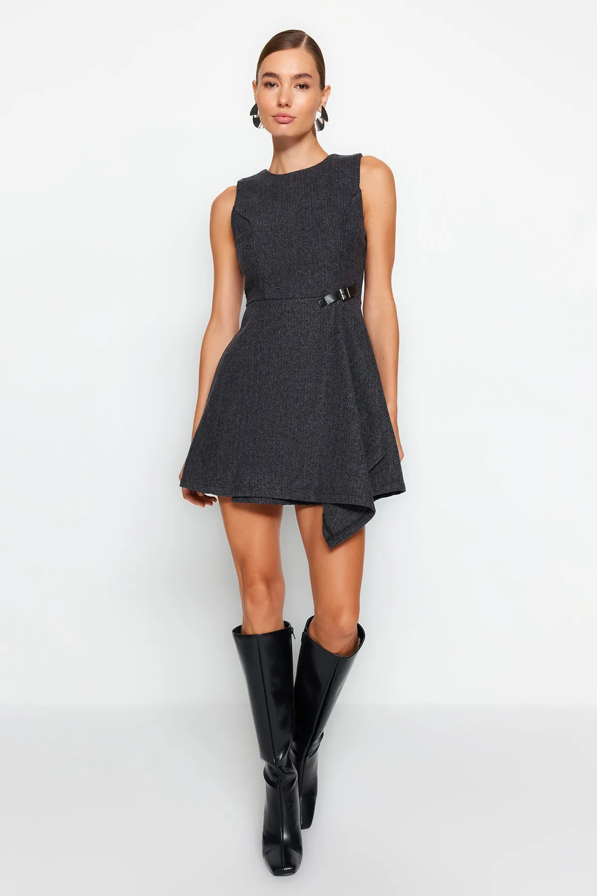 Trendyol Collection  Anthrazitfarbenes, gewebtes Kleid mit Krawattendetails TWOAW24EL00496