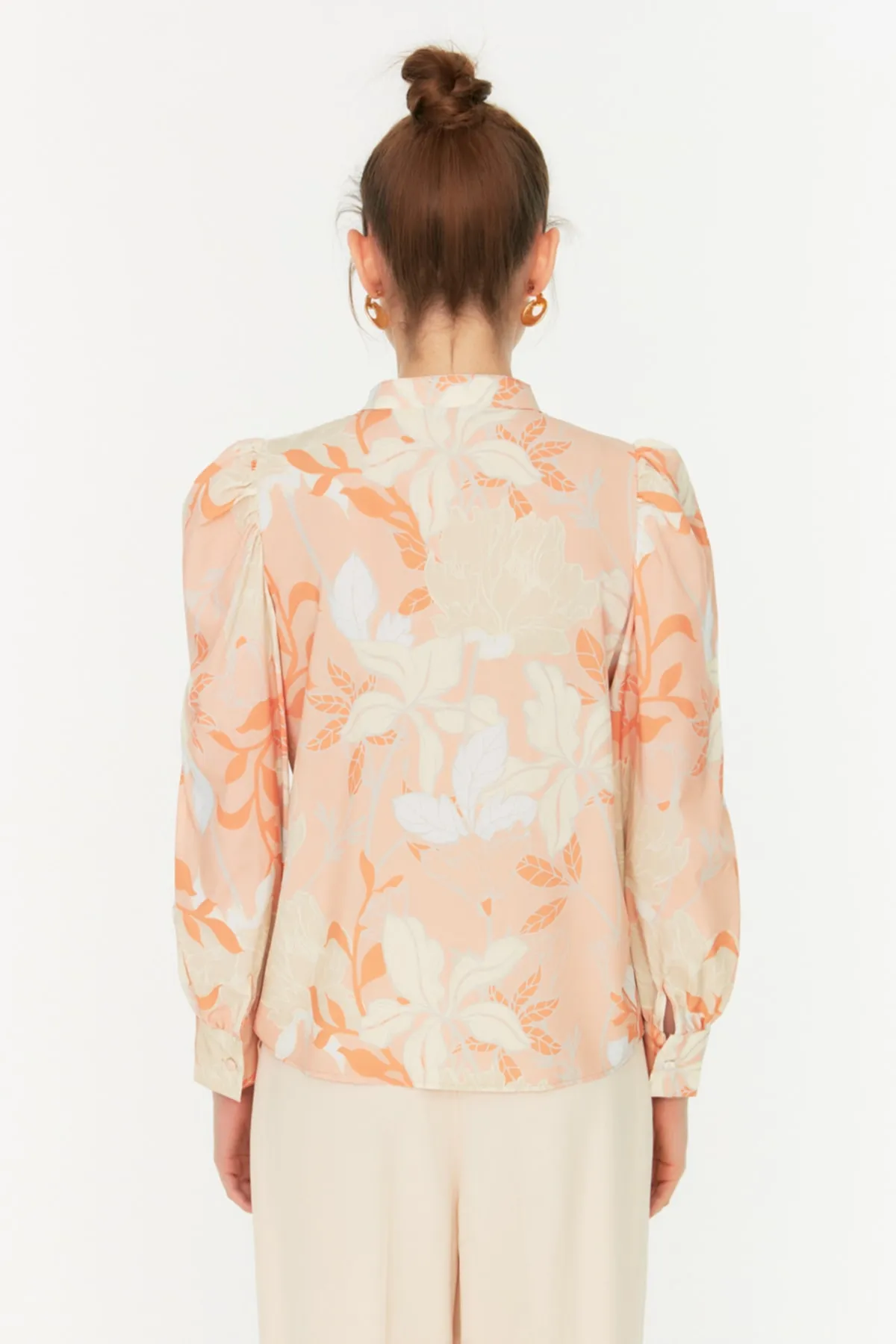 Trendyol Collection  Oranges Blumenmuster - Chiffonhemd mit Rüschen, Regular Fit TWOAW22GO0117