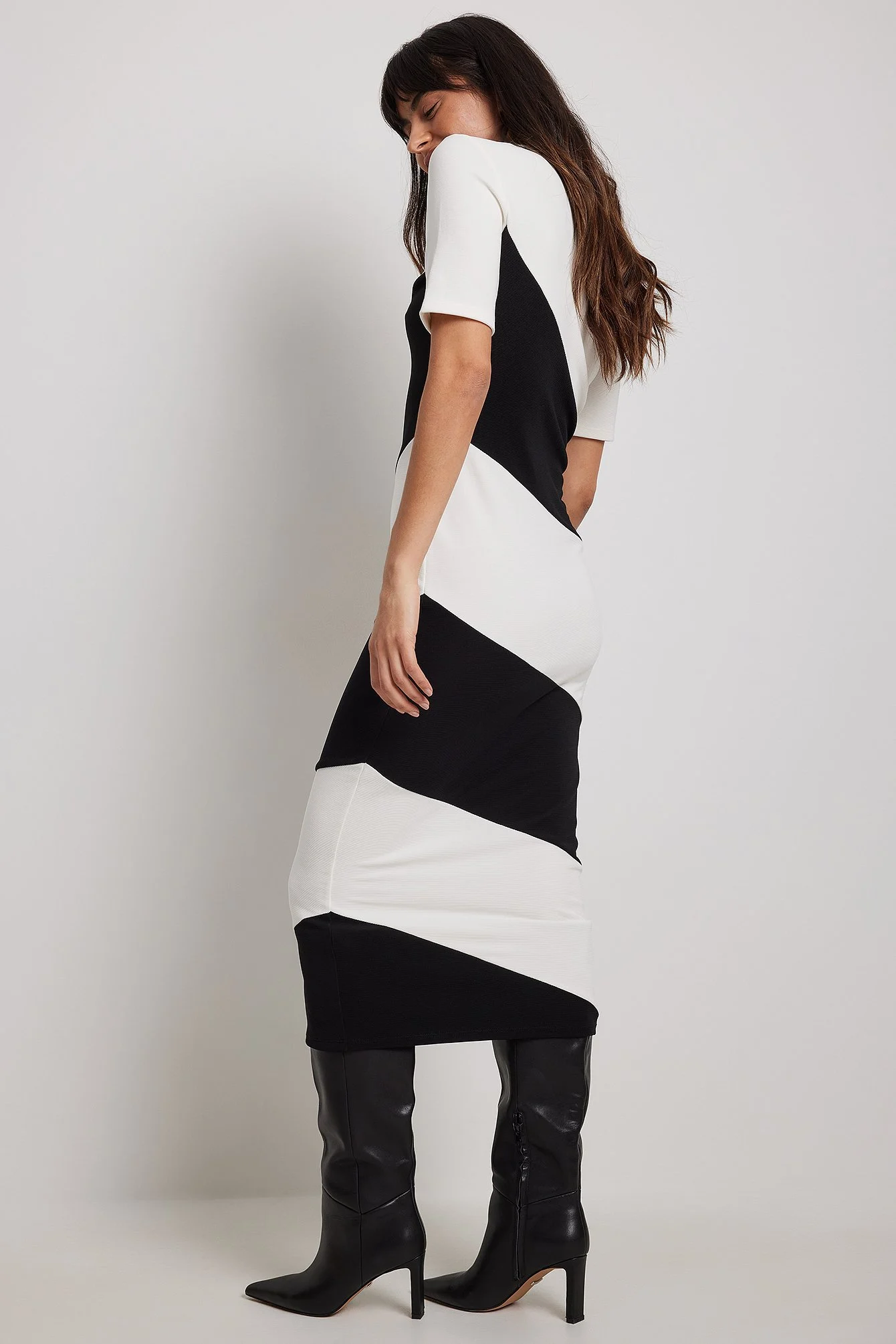 Gestreiftes Midi-Kleid