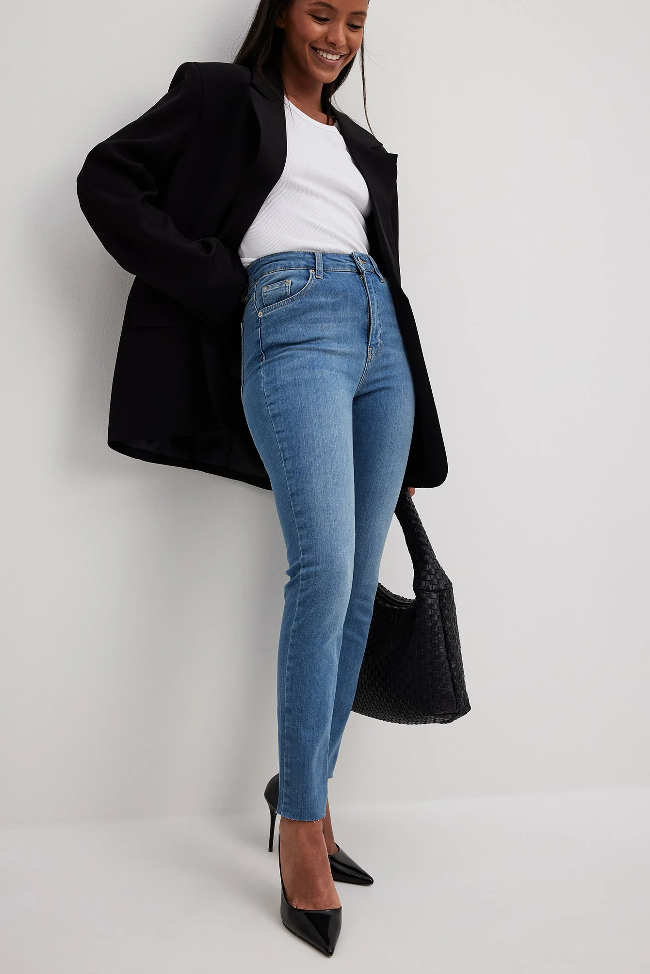 Skinny-Jeans mit hoher Taille und rohem Saum