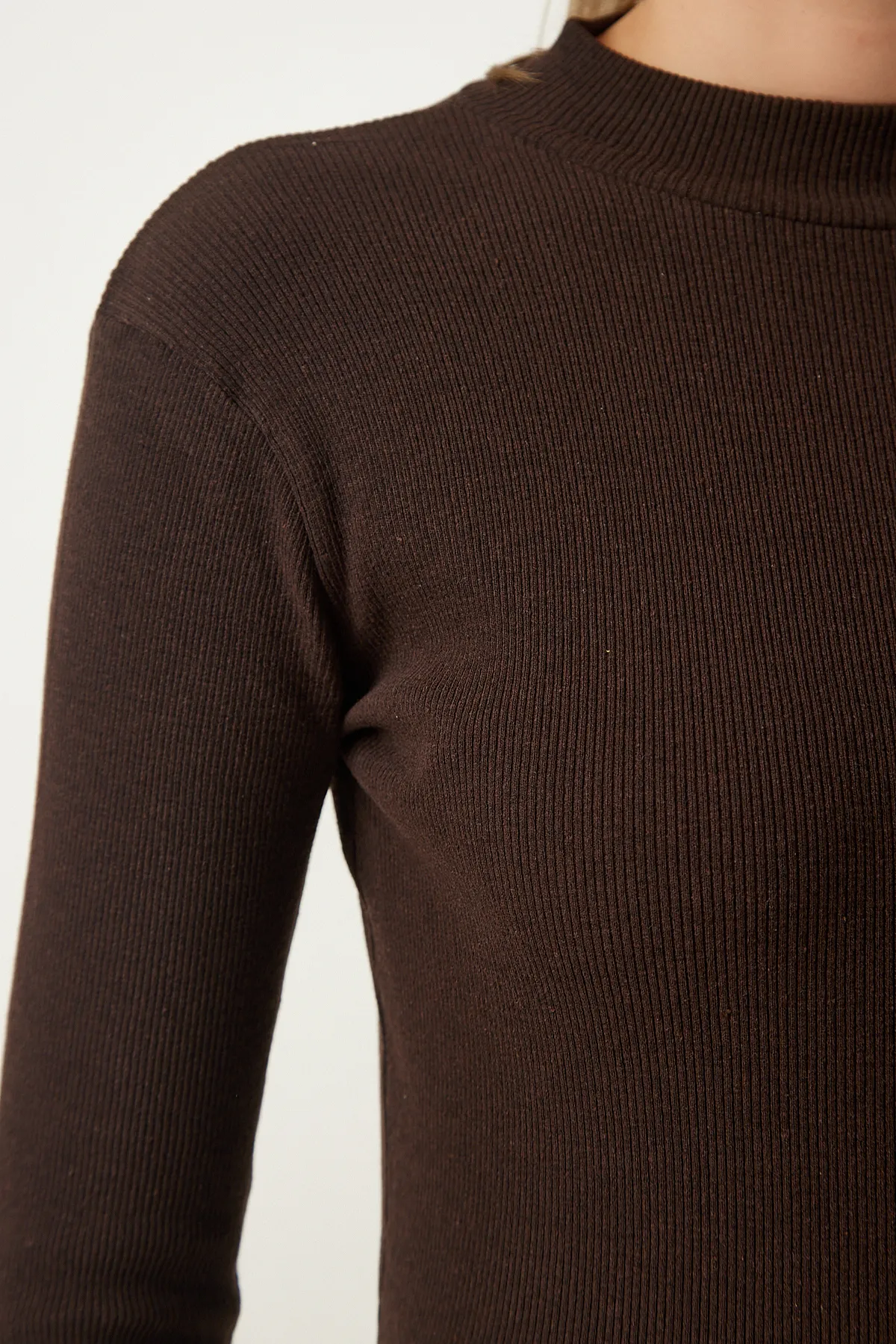 Happiness İstanbul  Cremefarbene, dunkelbraune, zweiteilige gerippte Rollkragenpullover-Strickbluse für Damen GT00053