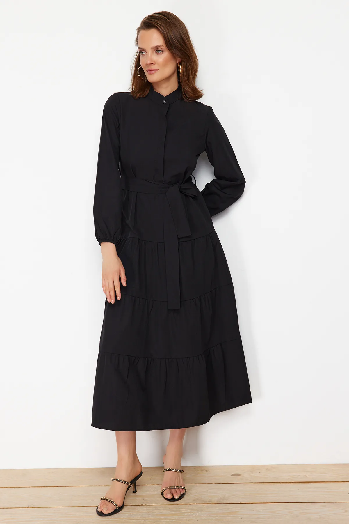 Trendyol Modest  Schwarzes gewebtes Kleid mit Gürtel, Chief-Kragen und Knopfdetail TCTSS21EL3343