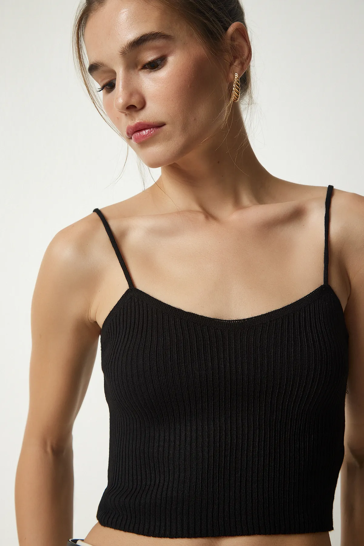Happiness İstanbul  Schwarzes Crop-Cardigan-Set aus Rippstrick für Damen MT00143