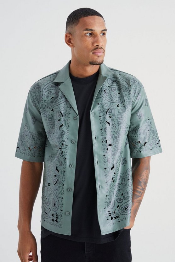 Tall PU-Hemd mit Bandana-Print