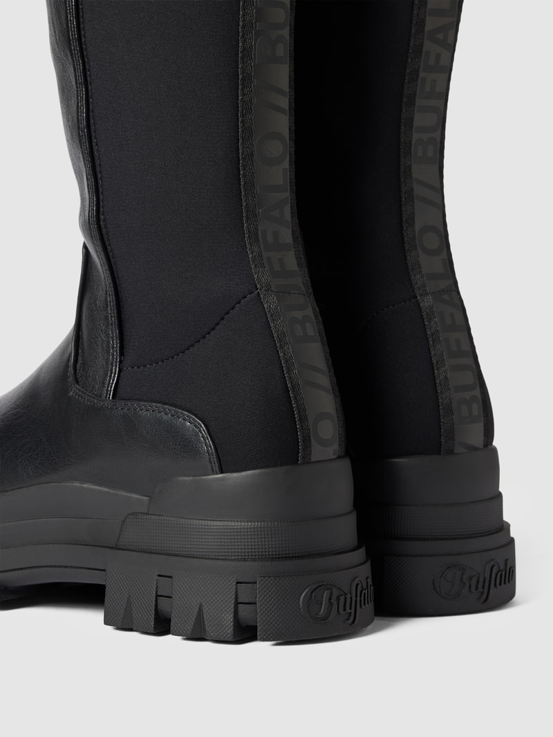 Stiefel mit elastischen Einsätzen in schwarz