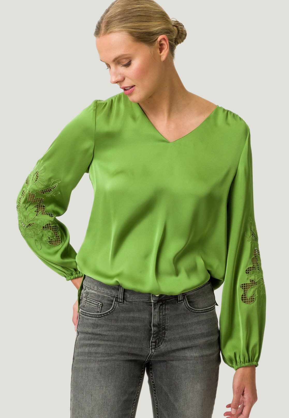 Satinbluse mit Stickerei
